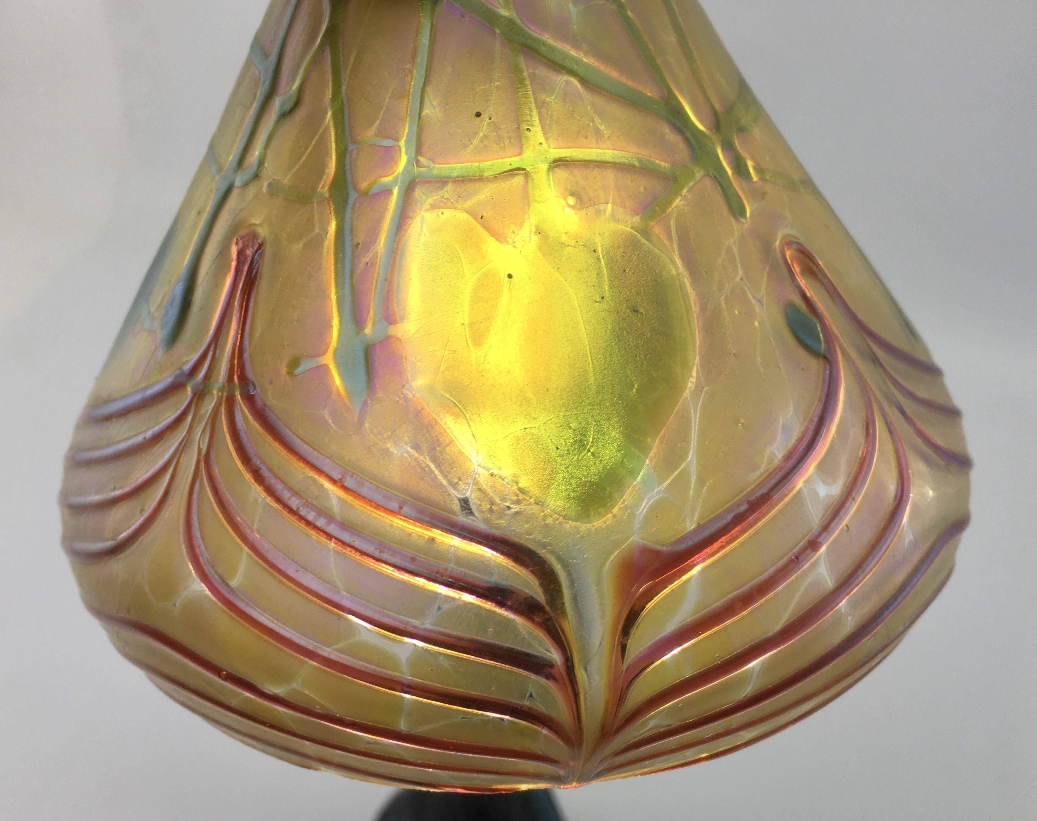Paar antike Jugendstil-Lampenschirme aus Kunstglas im Loetz-Stil mit Loetz-Stil im Angebot 8