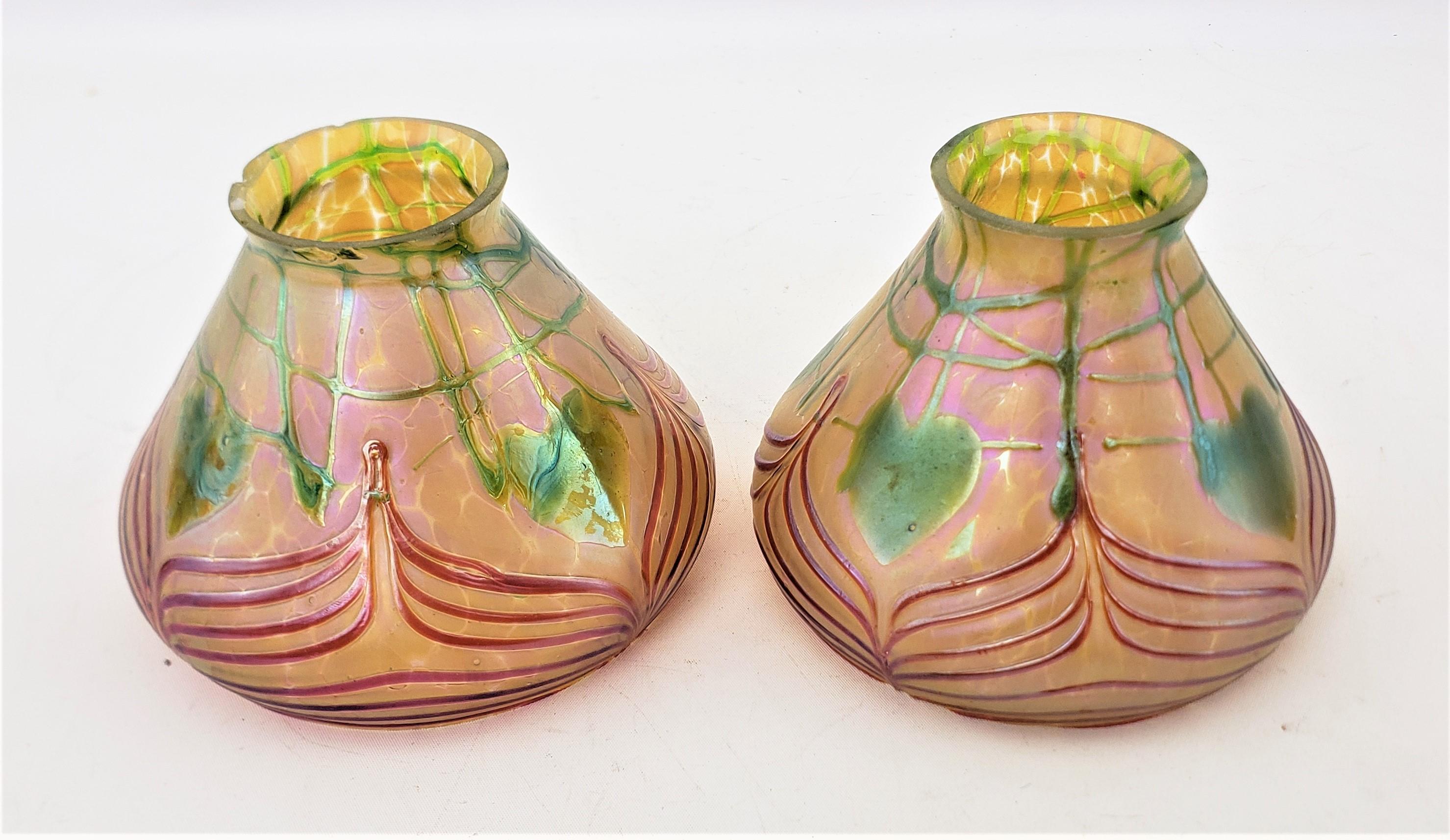 Diese Lampen- oder Lichtschirme aus Kunstglas sind unsigniert, stammen aber vermutlich aus Österreich und sind um 1900 im Jugendstil hergestellt worden. Die Schirme sind aus dunkelgoldenem, klarem Craquelé-Glas mit dunkelgrünen Blättern und Ranken