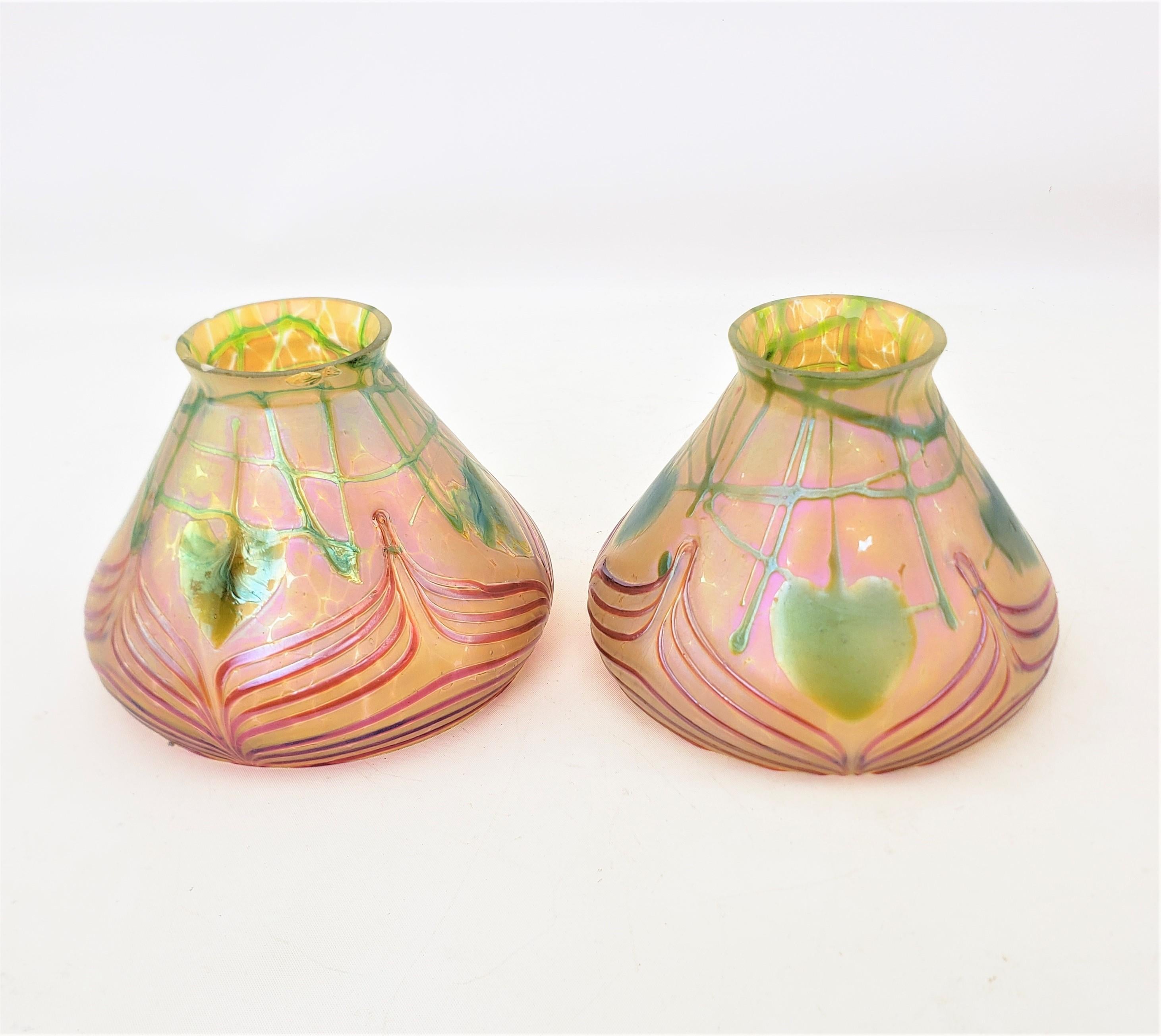 Paar antike Jugendstil-Lampenschirme aus Kunstglas im Loetz-Stil mit Loetz-Stil (Handgefertigt) im Angebot