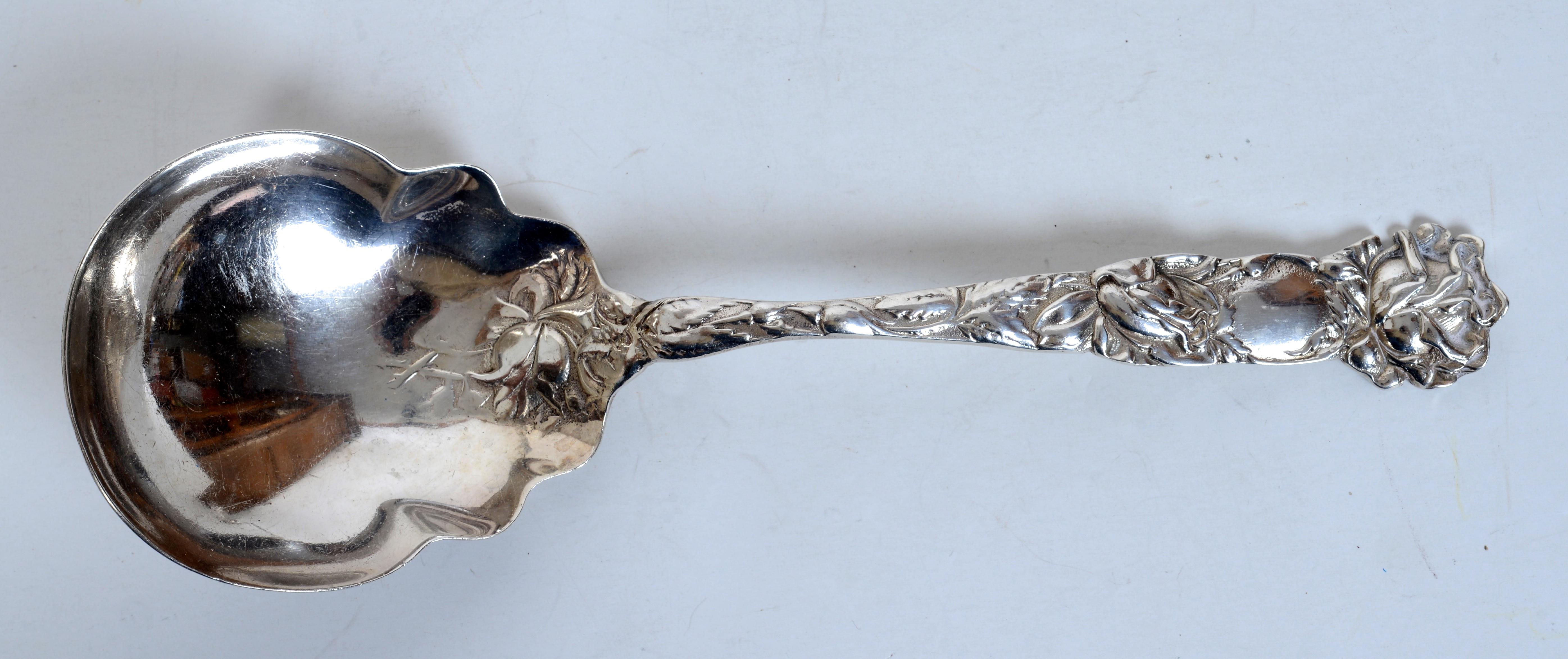 Pareja de Piezas de Servir Clásicas Art Nouveau de Plata de Ley, Un Tenedor de Cuenco Agujereado y Una Cuchara de Cuenco Moldeado. Una cuchara perforada es un complemento versátil para servir aperitivos, entrantes, guarniciones y postres. El diseño