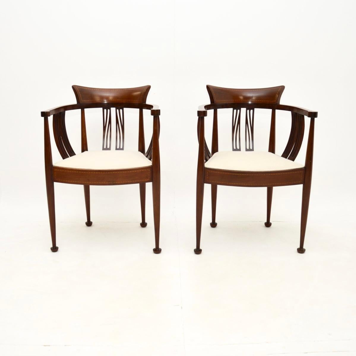 A smart and stylish pair of antique Arts and Crafts armchairs. They were made in England, they date from the 1890-1900 period.

The quality is superb, they are a lovely size and look amazing from all angles. There is nice satinwood inlays on the
