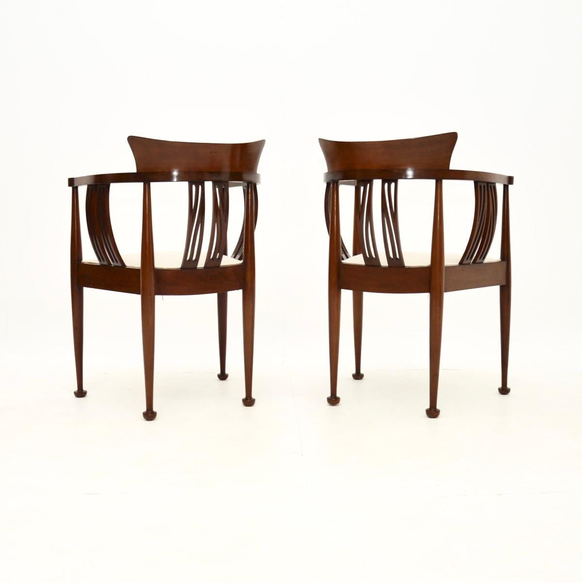 Pair of Antique Arts and Crafts Armchairs In Good Condition In London, GB