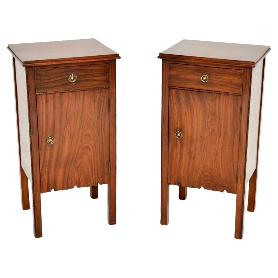 Coppia di comodini in legno di noce dell
epoca Arts and Crafts in vendita
