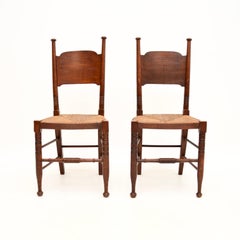 Pareja de sillas auxiliares antiguas Arts and Crafts de William Birch