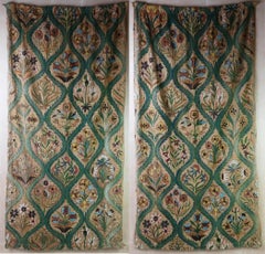 Coppia di tende con lavorazione Crewel in stile Arts And Crafts. Inglese C.C.