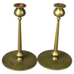 Paar antike Arts and Crafts-Kerzenständer aus Messing der Jarvie-Schule aus Messing, um 1920