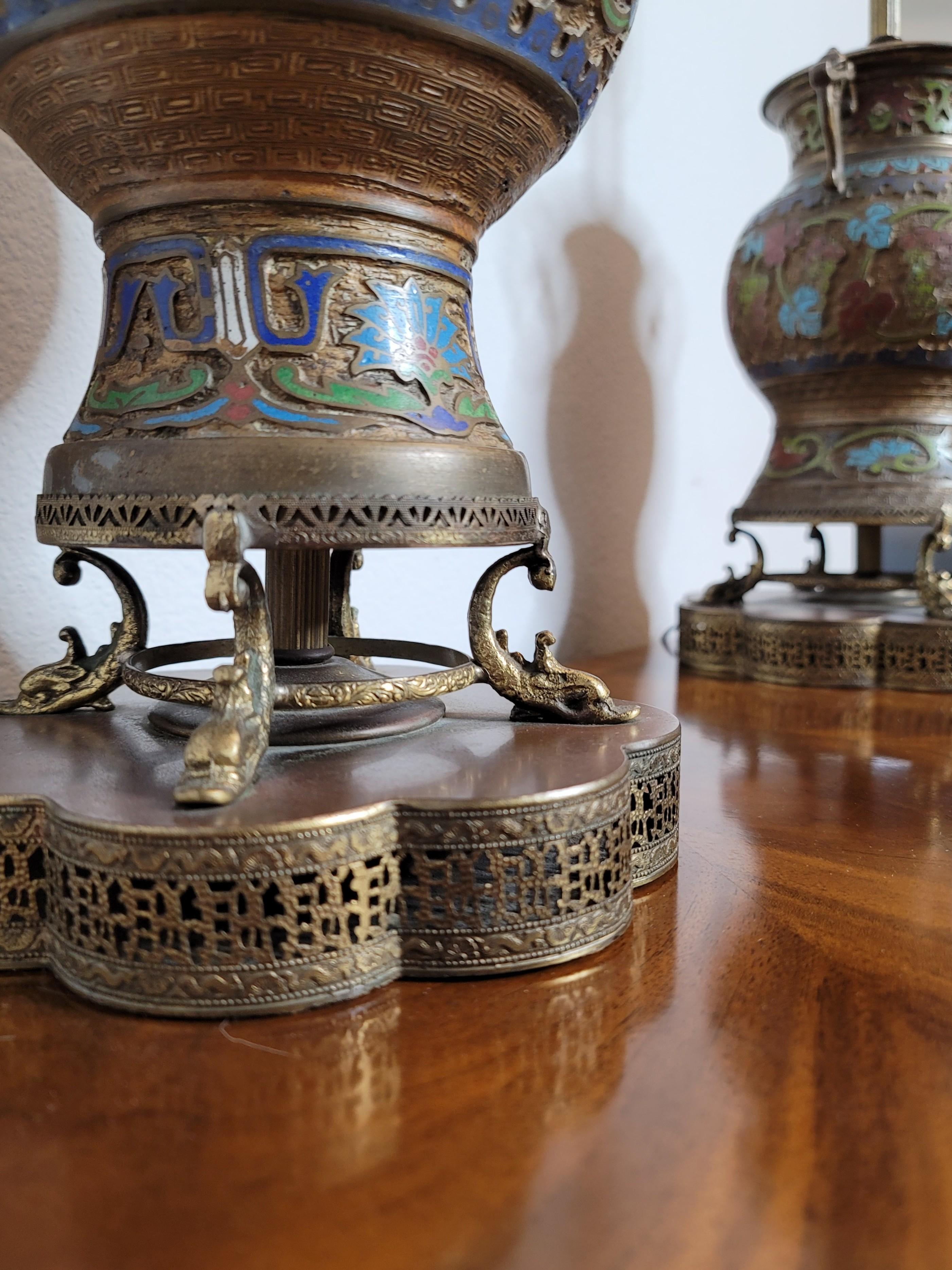Zwei antike asiatische Urnen aus emaillierter Bronze, die als Tischlampen verwendet werden im Angebot 8