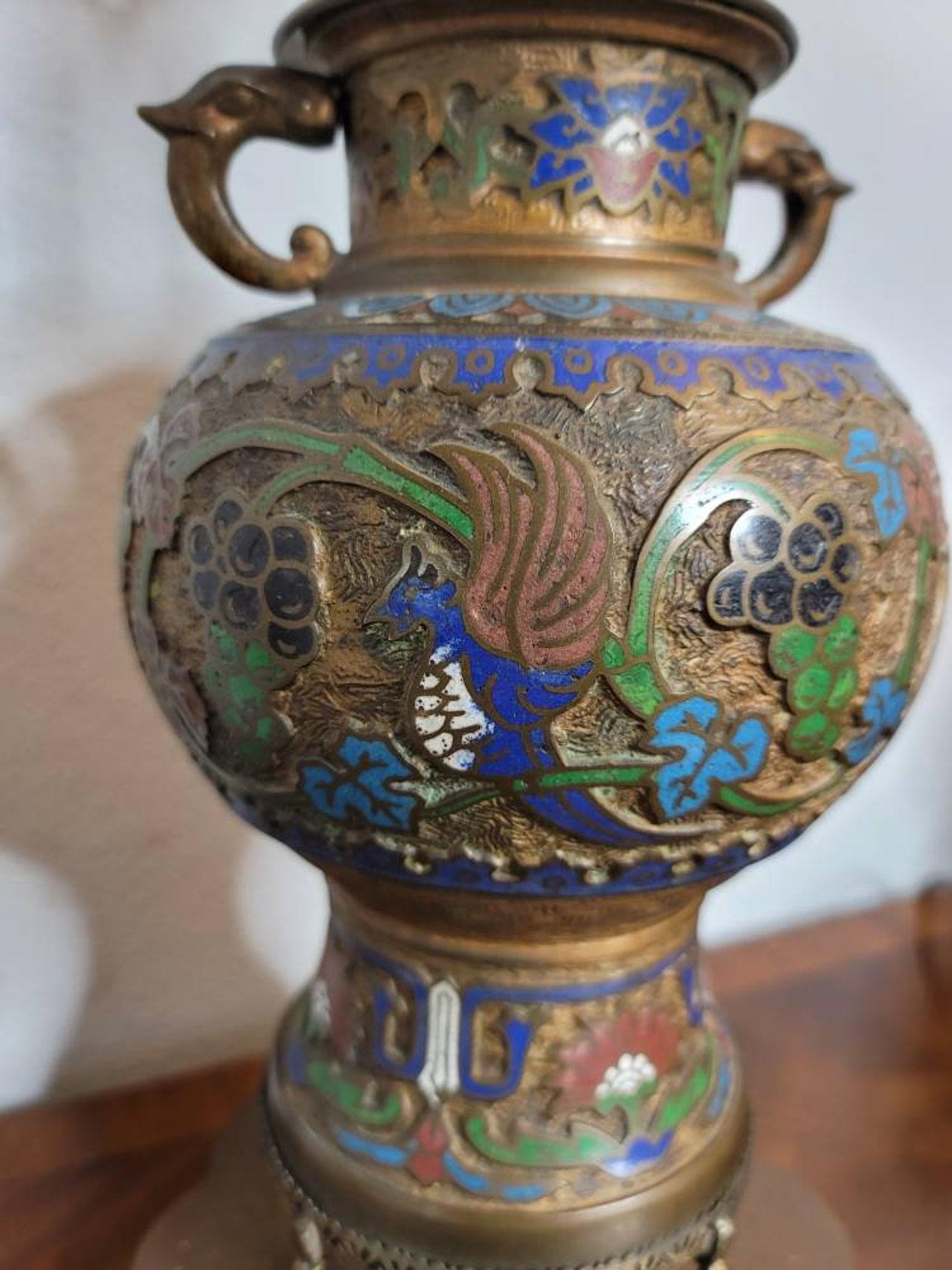 Nous vous proposons une paire d'urnes japonaises de style archaïque de la fin du 19e siècle, transformées en lampes de table très décoratives. 

Japon, période Meiji (1868-1912), avec des éléments plus tardifs, paire presque assortie de deux vases