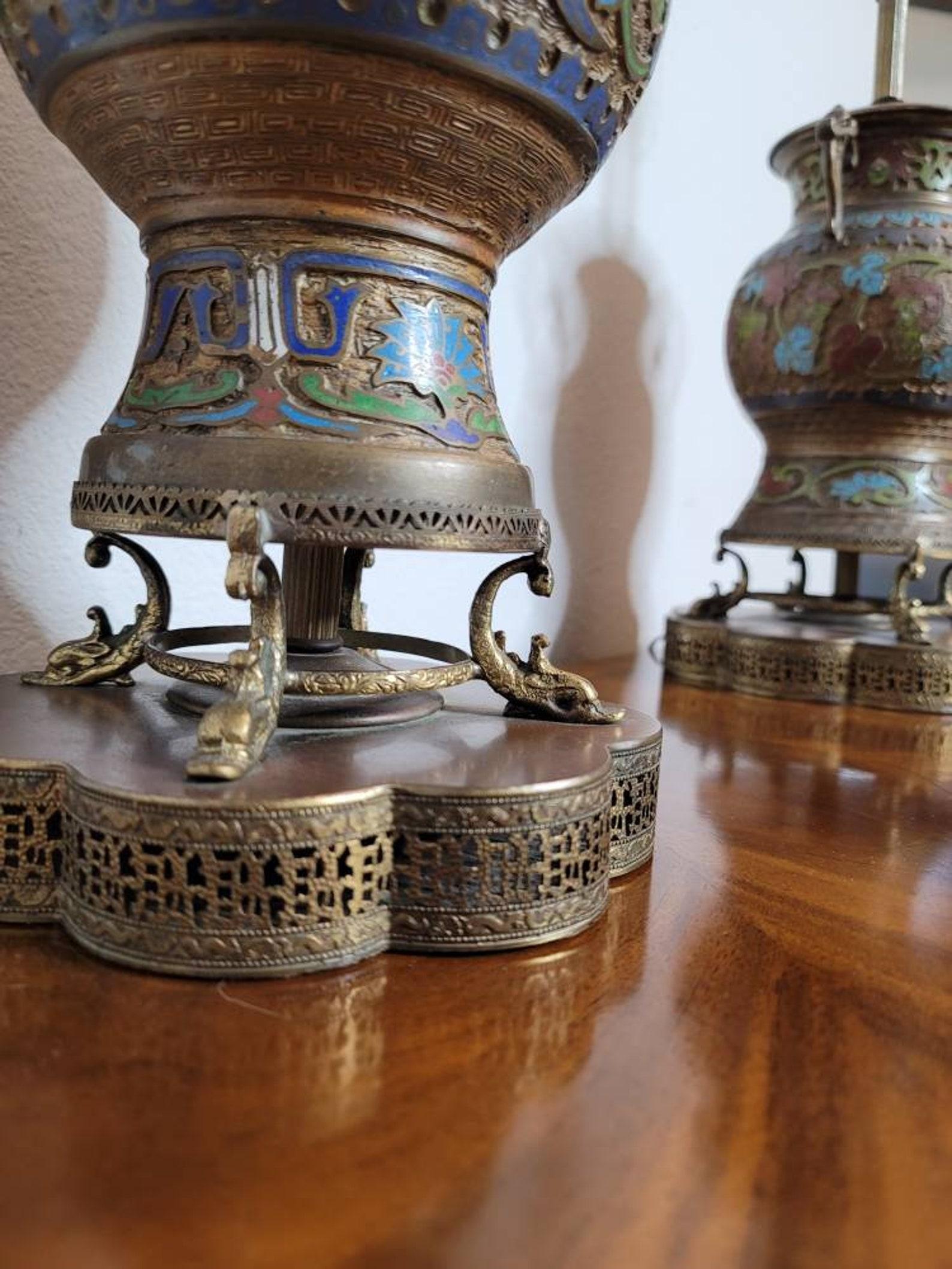 Zwei antike asiatische Urnen aus emaillierter Bronze, die als Tischlampen verwendet werden (Messing) im Angebot