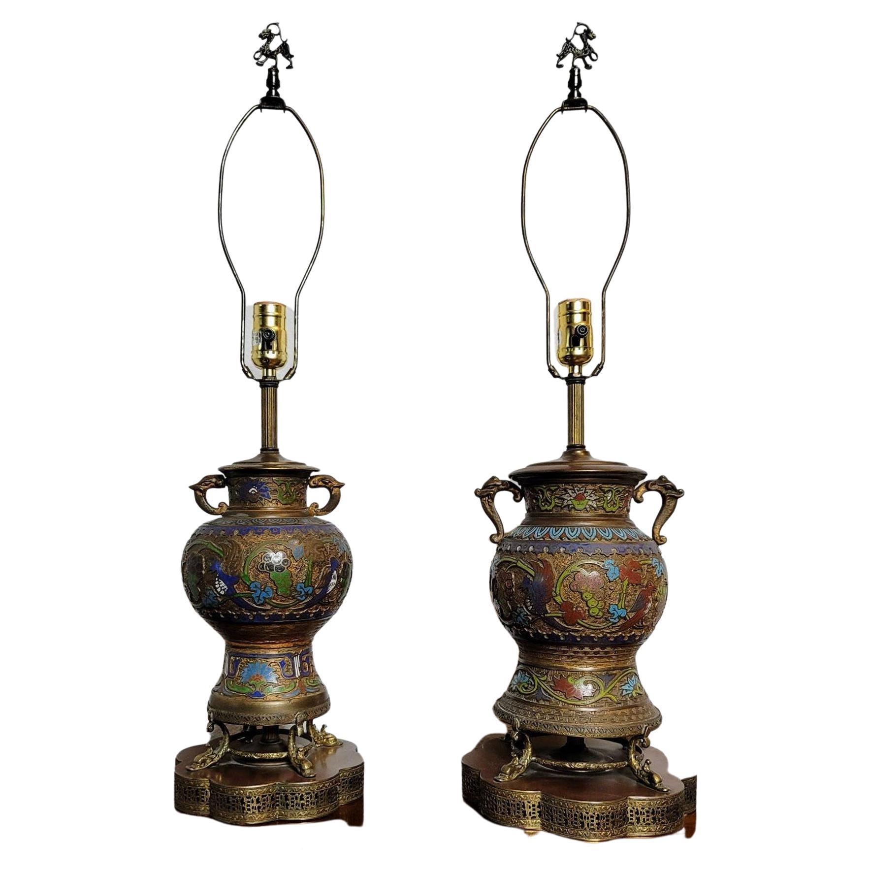 Paire d'urnes asiatiques anciennes en bronze émaillé "Champleve" façonnées en lampes de table