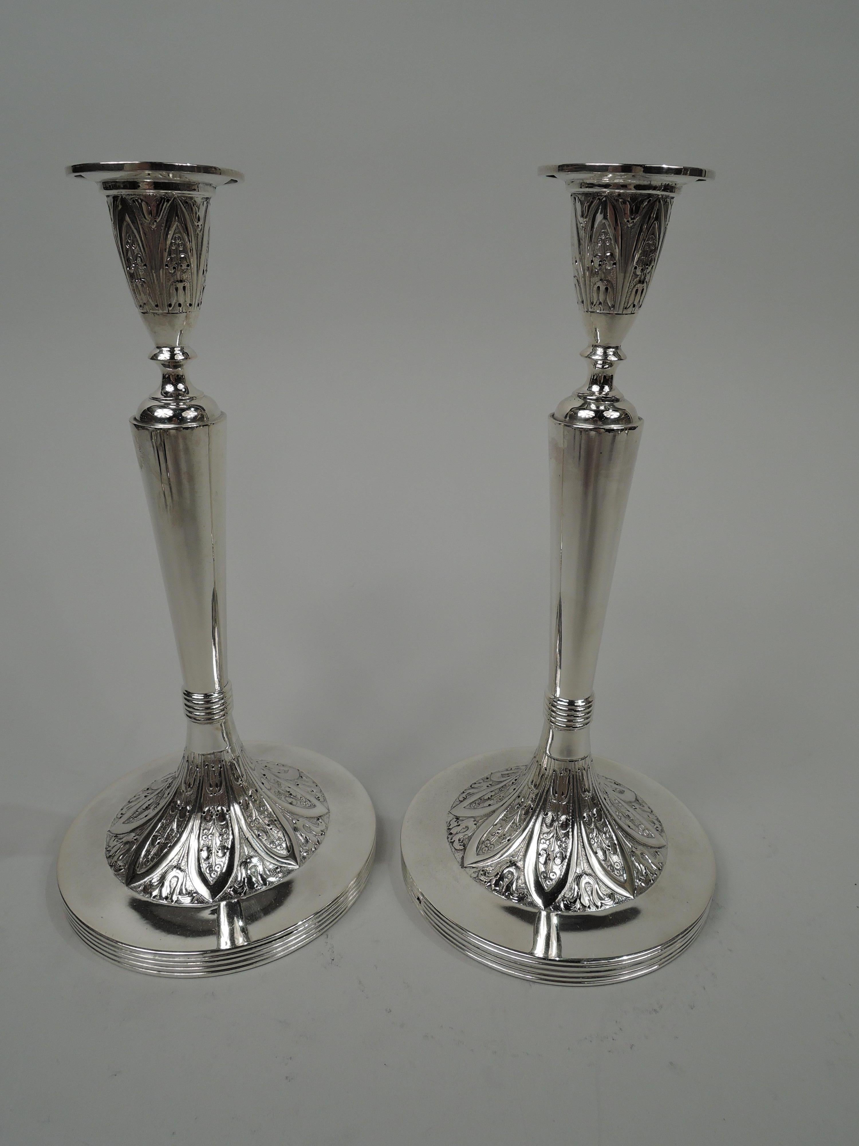 Paar antike österreichische 3-Licht-Kandelaber aus ästhetischem Silber (Ästhetizismus)