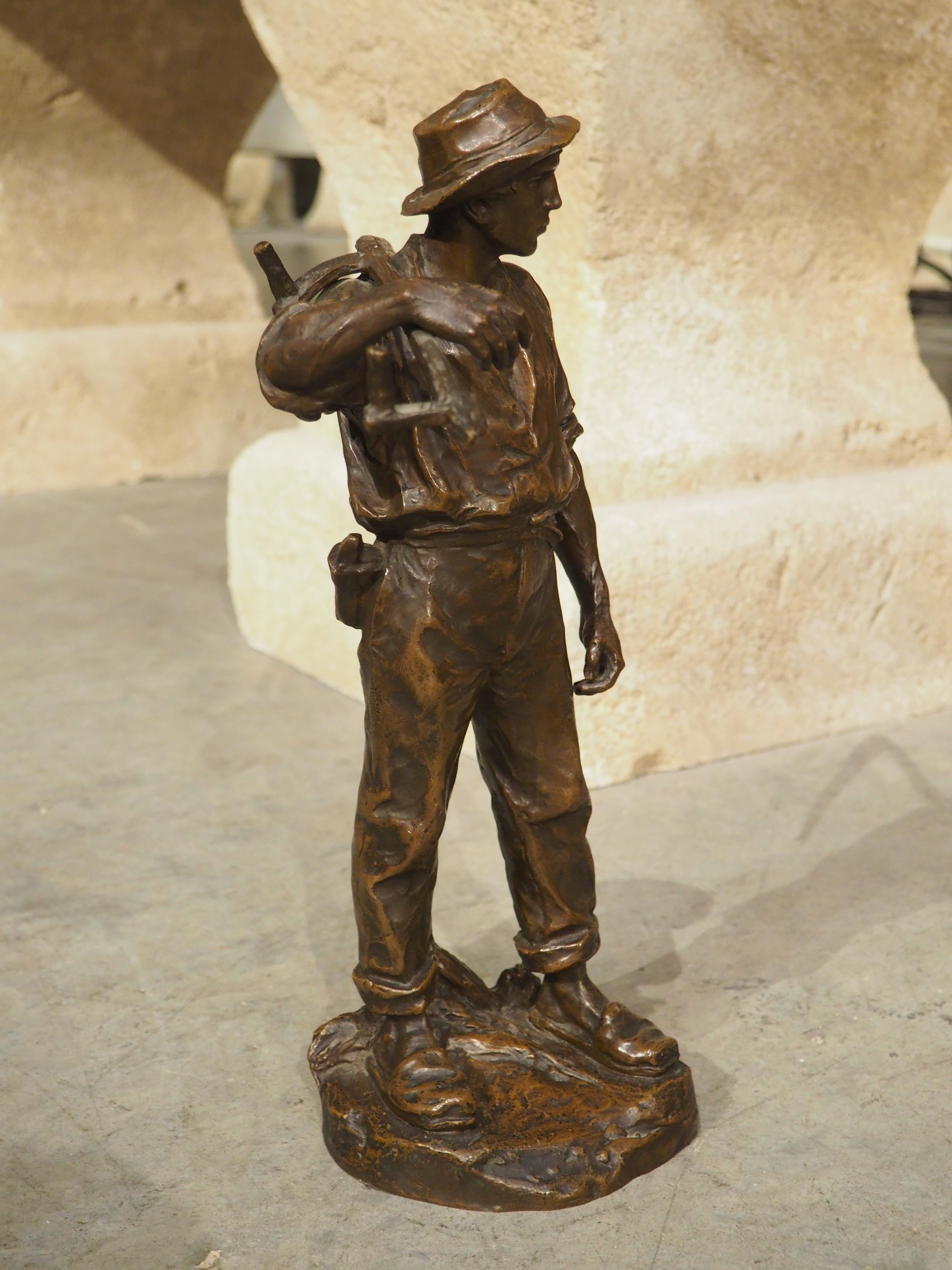 Datant du début des années 1900, cette paire de sculptures en bronze, à la riche patine brune, est l'œuvre de l'artiste autrichien Hans Müller. Les deux figurines mesurent environ 15 pouces (l'homme est plus grand d'un demi-pouce) et reposent sur
