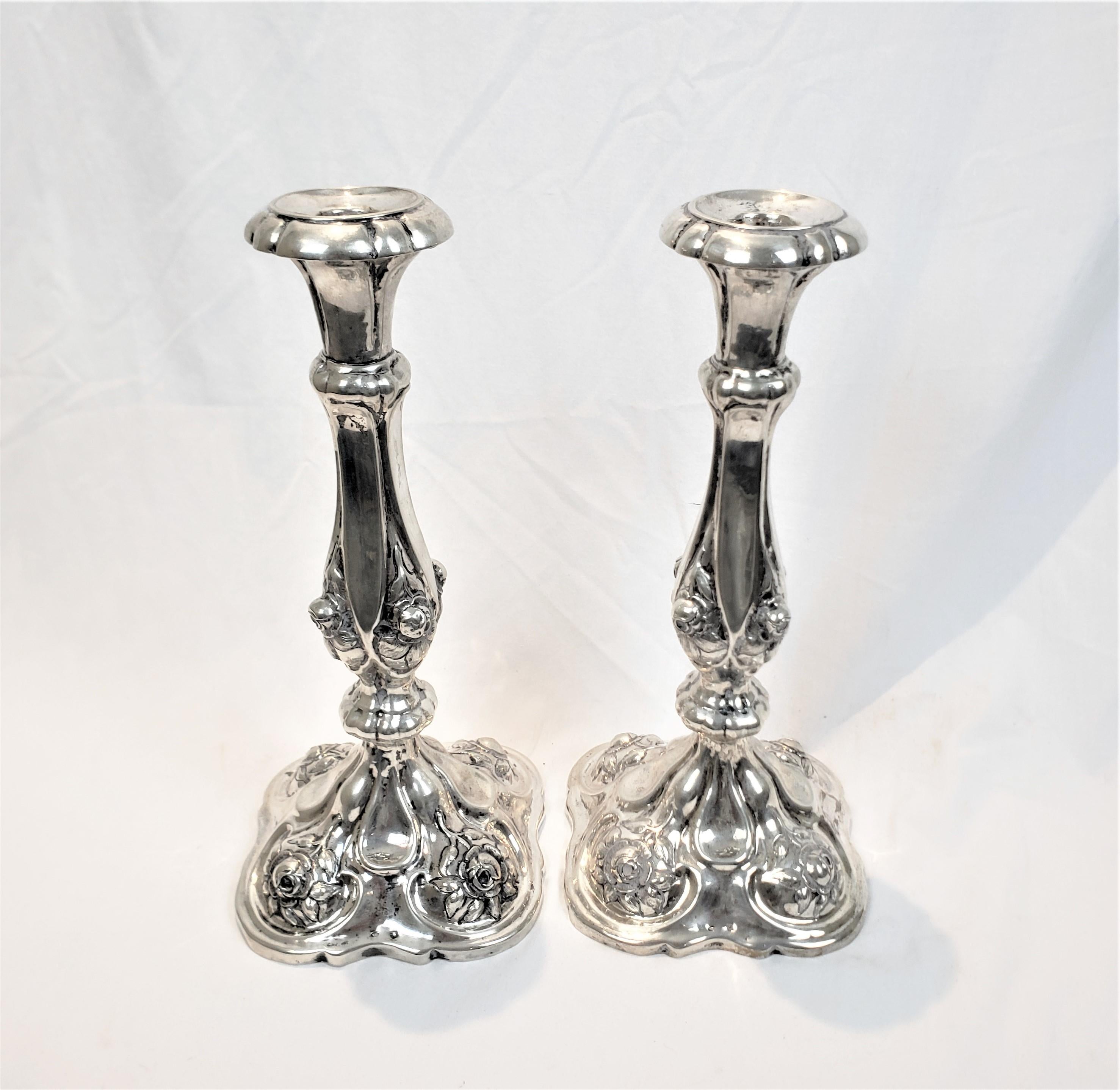 Argento Coppia di antichi candelabri austro-ungarici in argento con fiori cesellati in vendita