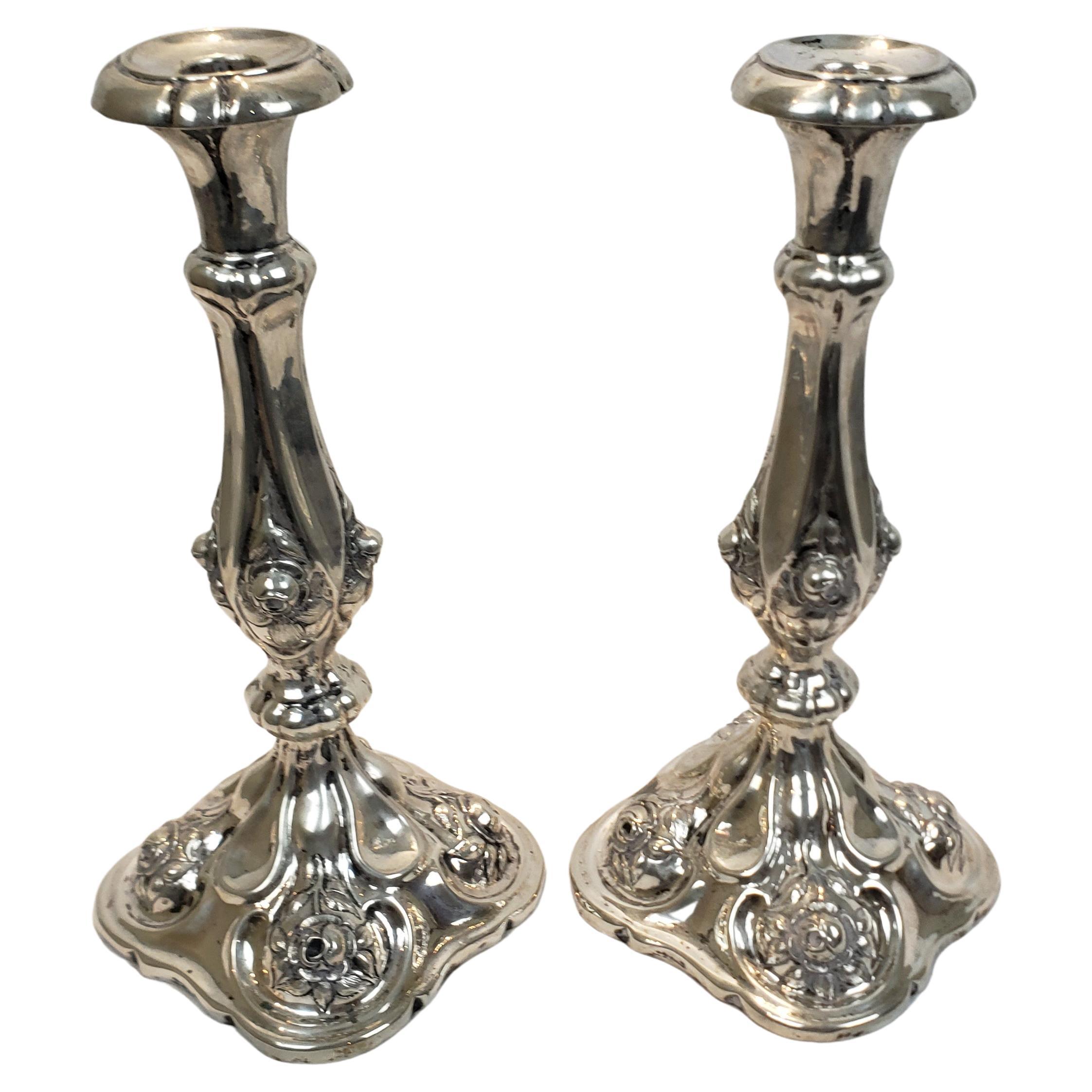 Coppia di antichi candelabri austro-ungarici in argento con fiori cesellati in vendita