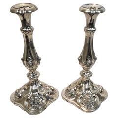 Pareja de candeleros antiguos austrohúngaros de plata con flores cinceladas