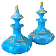 Paire de flacons de parfum anciens de Baccarat en verre opalin bleu avec décoration dorée