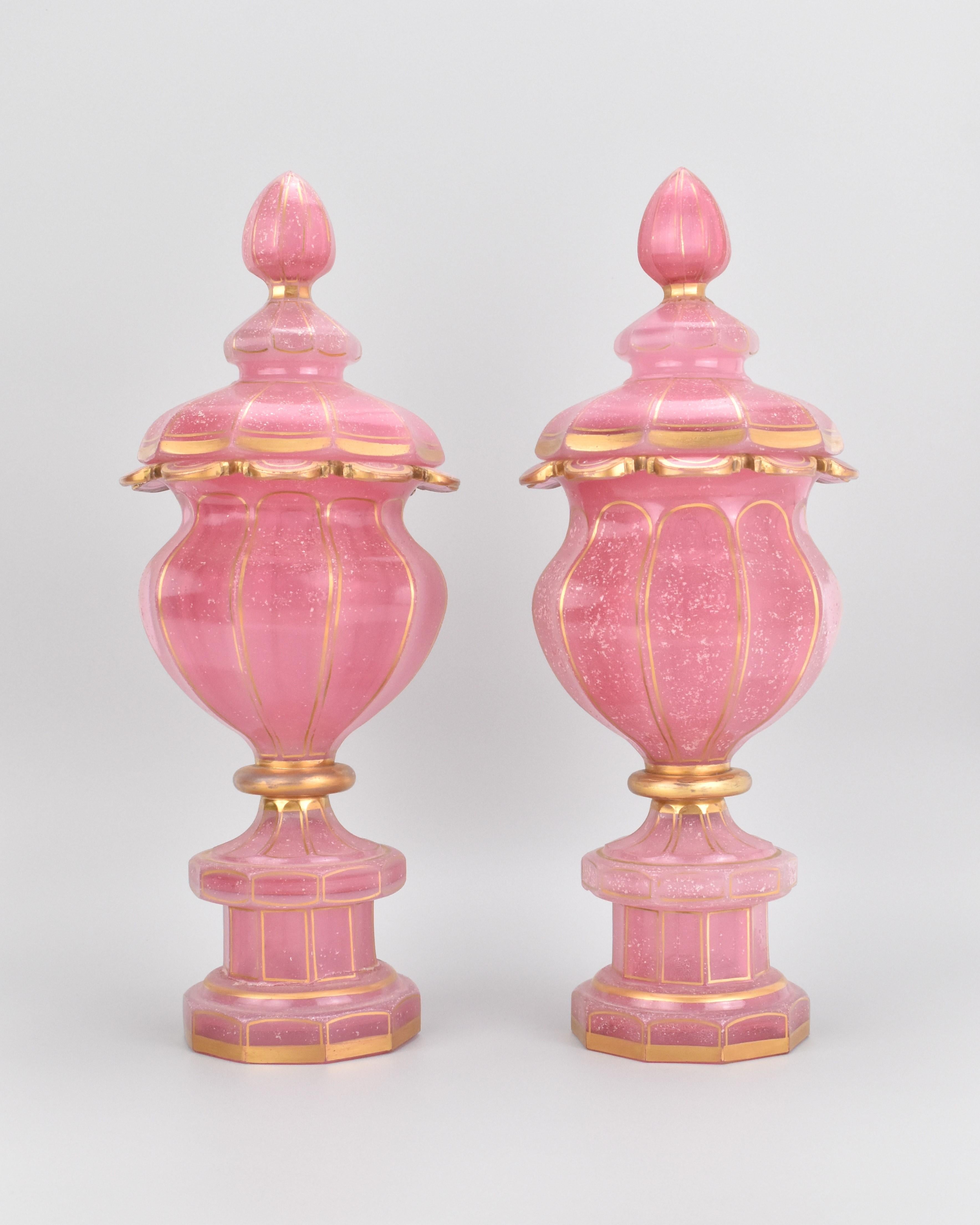 Paire de gobelets en verre opalin rose - Baccarat France, Circa 1850

Cette paire de gobelets en verre d'albâtre rose capture magnifiquement l'élégance de la verrerie opaline du XIXe siècle de Baccarat. Chaque gobelet est orné de dorures sur