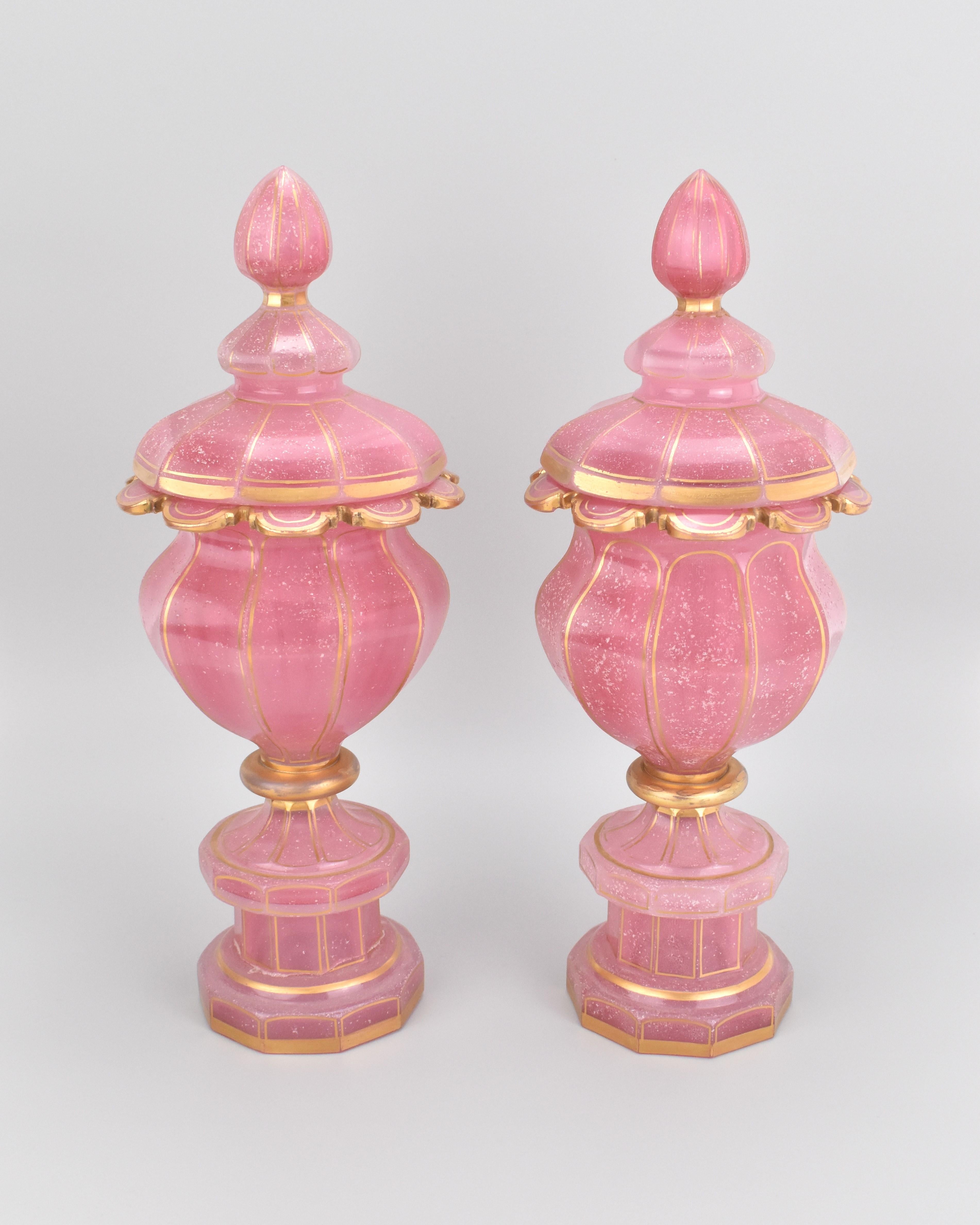 Charles X Paire de gobelets anciens de Baccarat en verre opalin rose doré, 19ème siècle en vente