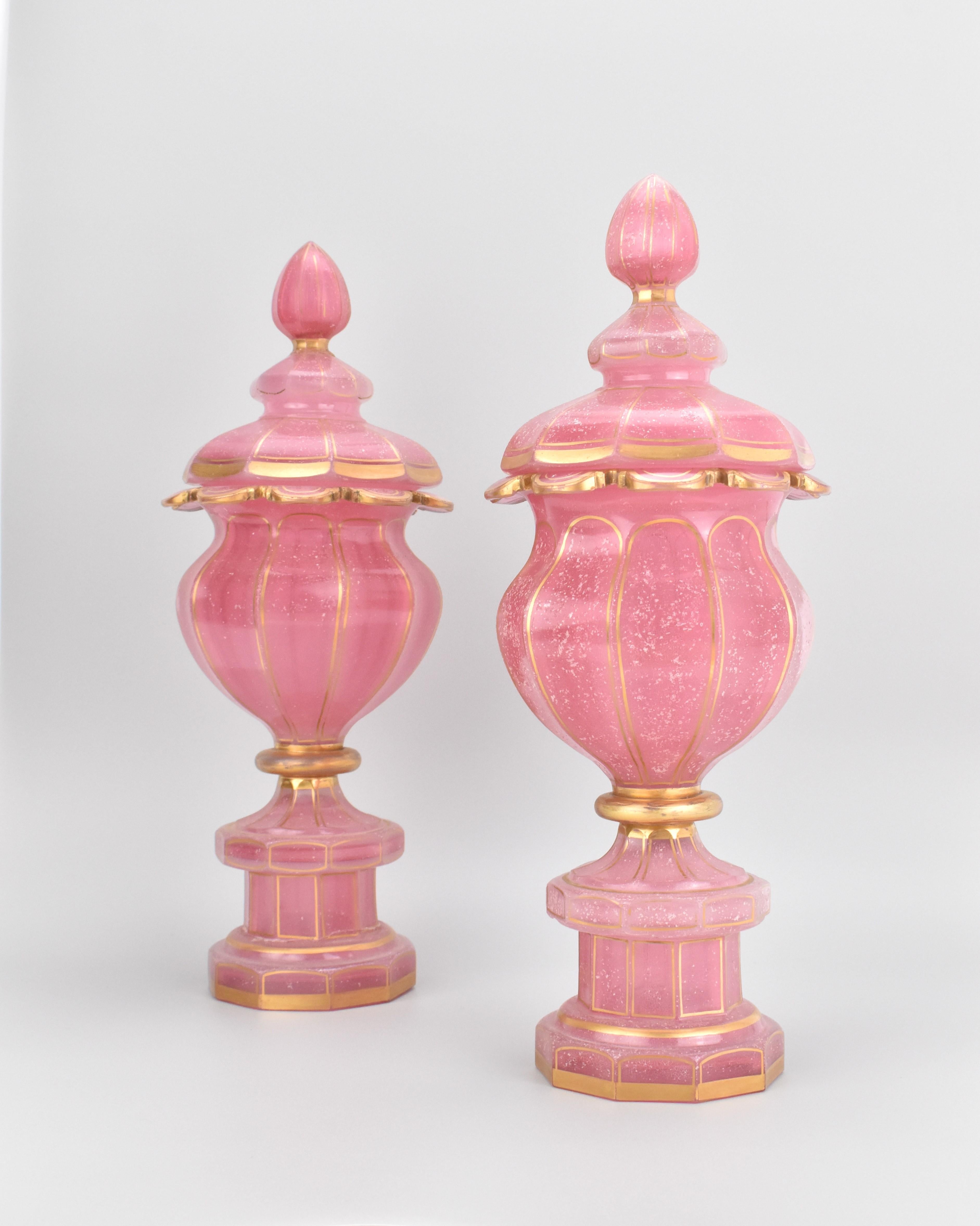 Français Paire de gobelets anciens de Baccarat en verre opalin rose doré, 19ème siècle en vente