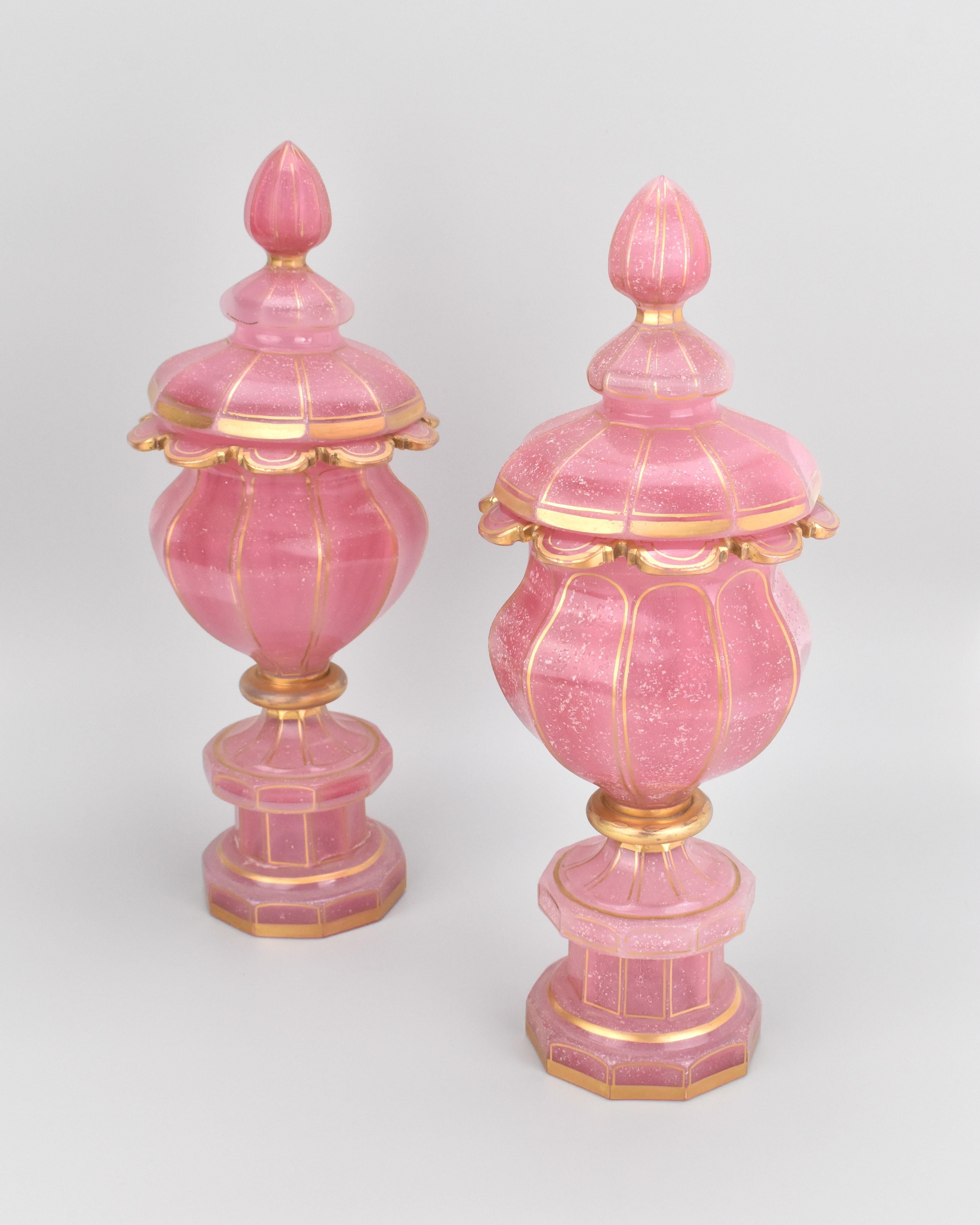 Doré Paire de gobelets anciens de Baccarat en verre opalin rose doré, 19ème siècle en vente