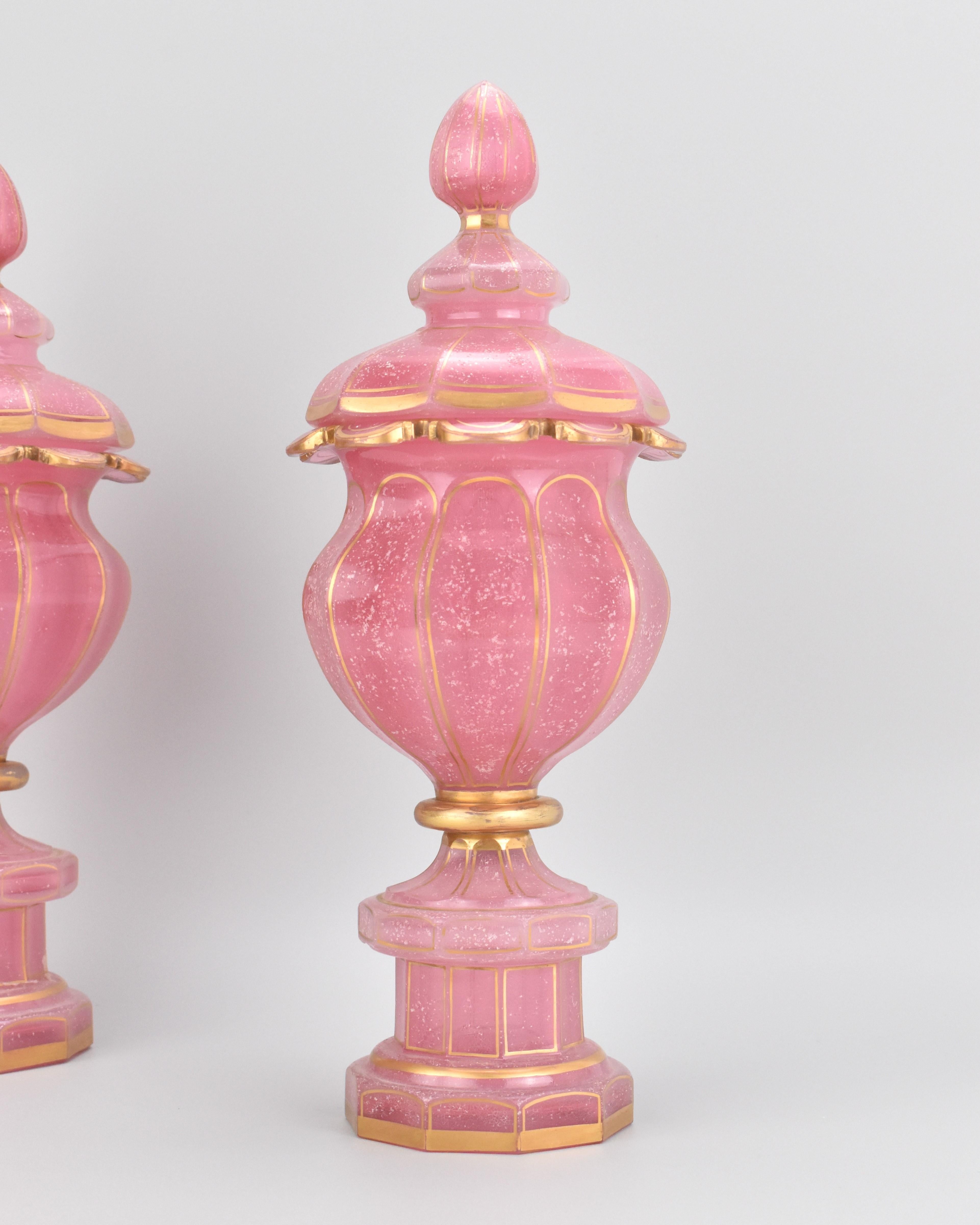 Paire de gobelets anciens de Baccarat en verre opalin rose doré, 19ème siècle Bon état - En vente à Rostock, MV