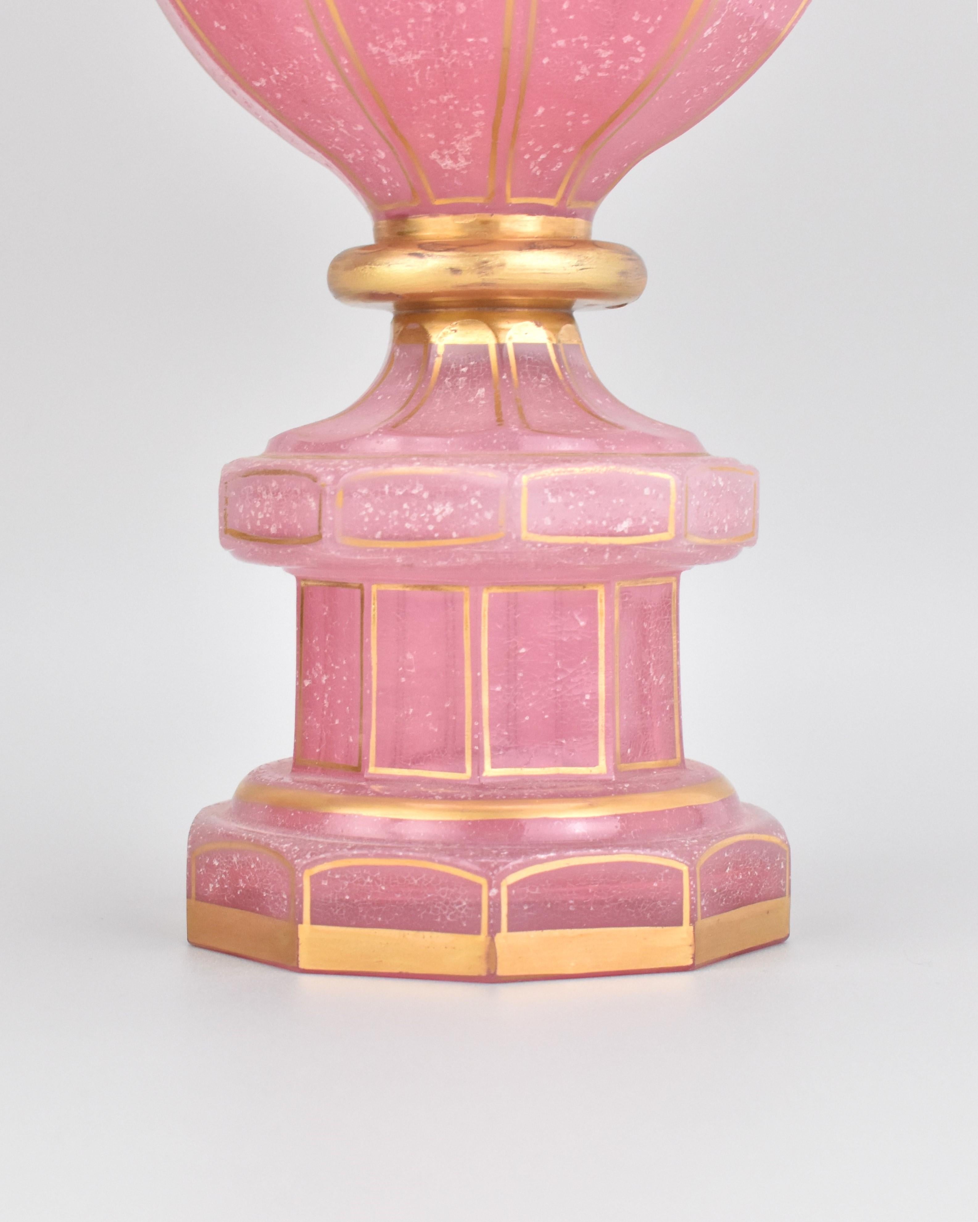 XIXe siècle Paire de gobelets anciens de Baccarat en verre opalin rose doré, 19ème siècle en vente