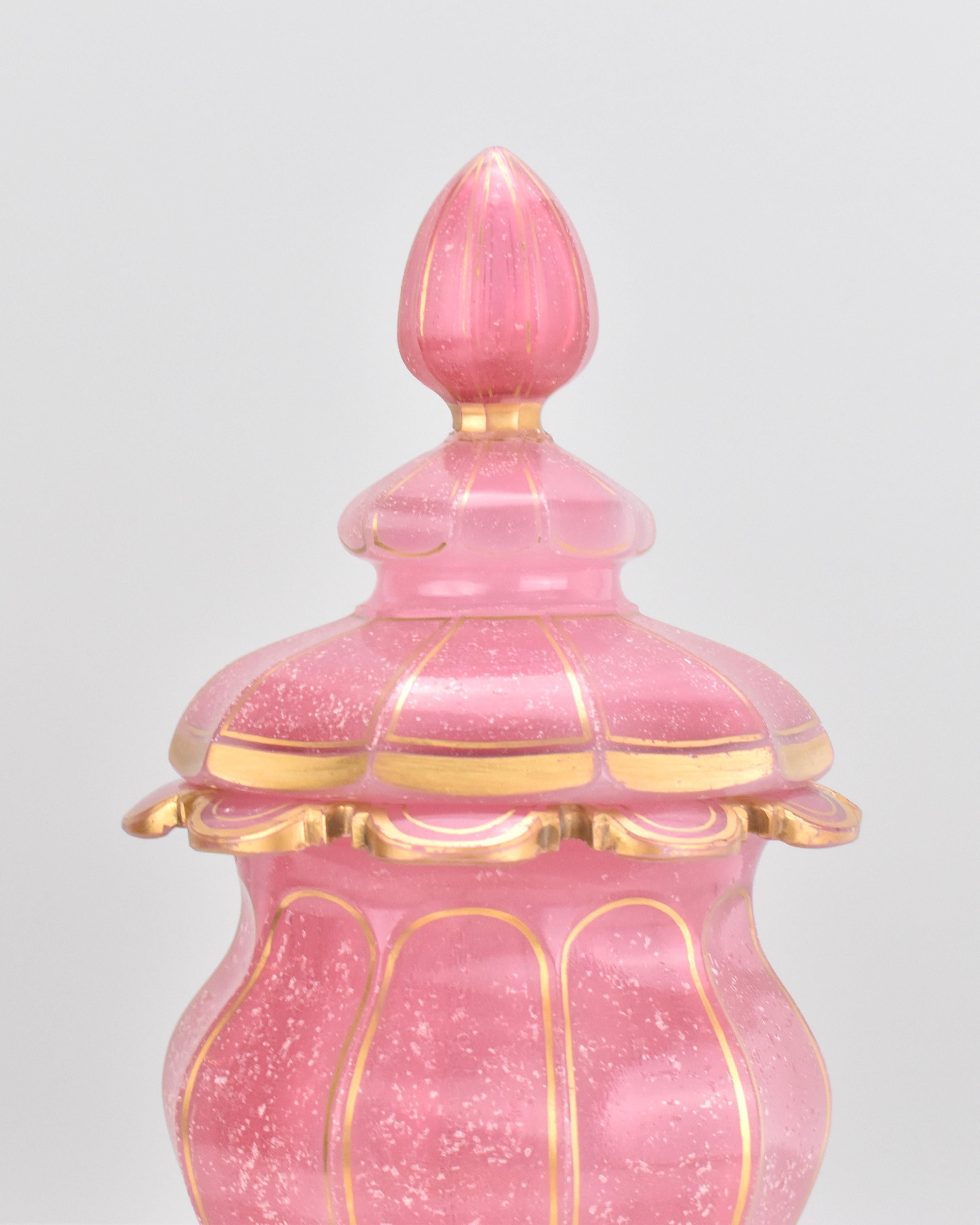 Verre d'art Paire de gobelets anciens de Baccarat en verre opalin rose doré, 19ème siècle en vente