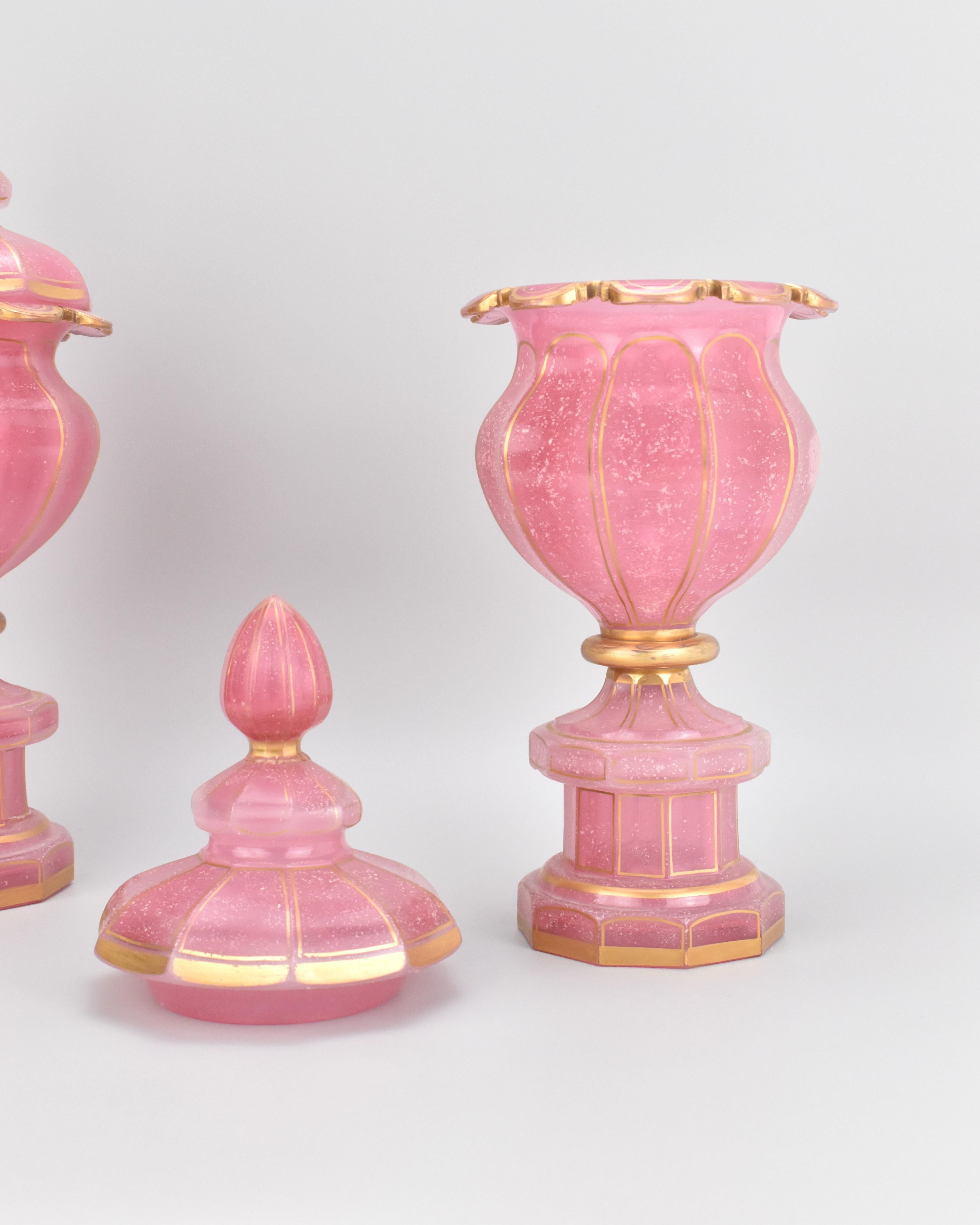 Paire de gobelets anciens de Baccarat en verre opalin rose doré, 19ème siècle en vente 1