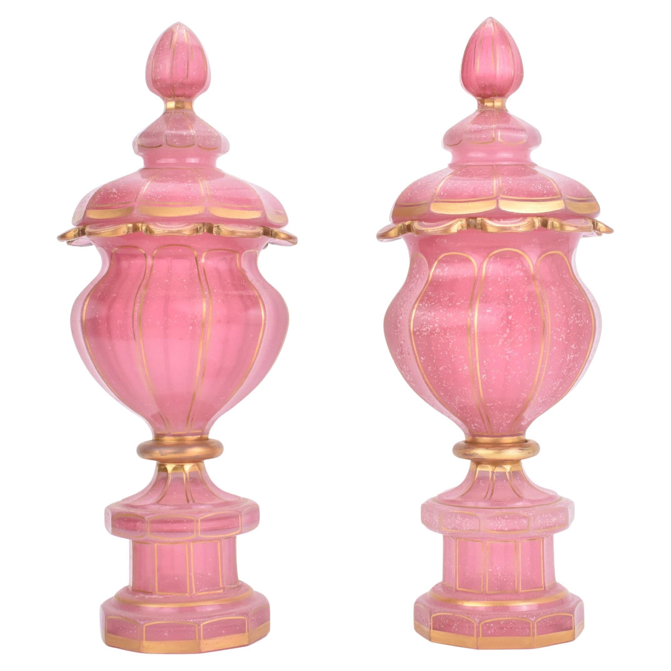 Paire de gobelets anciens de Baccarat en verre opalin rose doré, 19ème siècle en vente