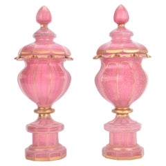 Pareja de copas antiguas de cristal opalino rosa dorado de Baccarat, Siglo XIX