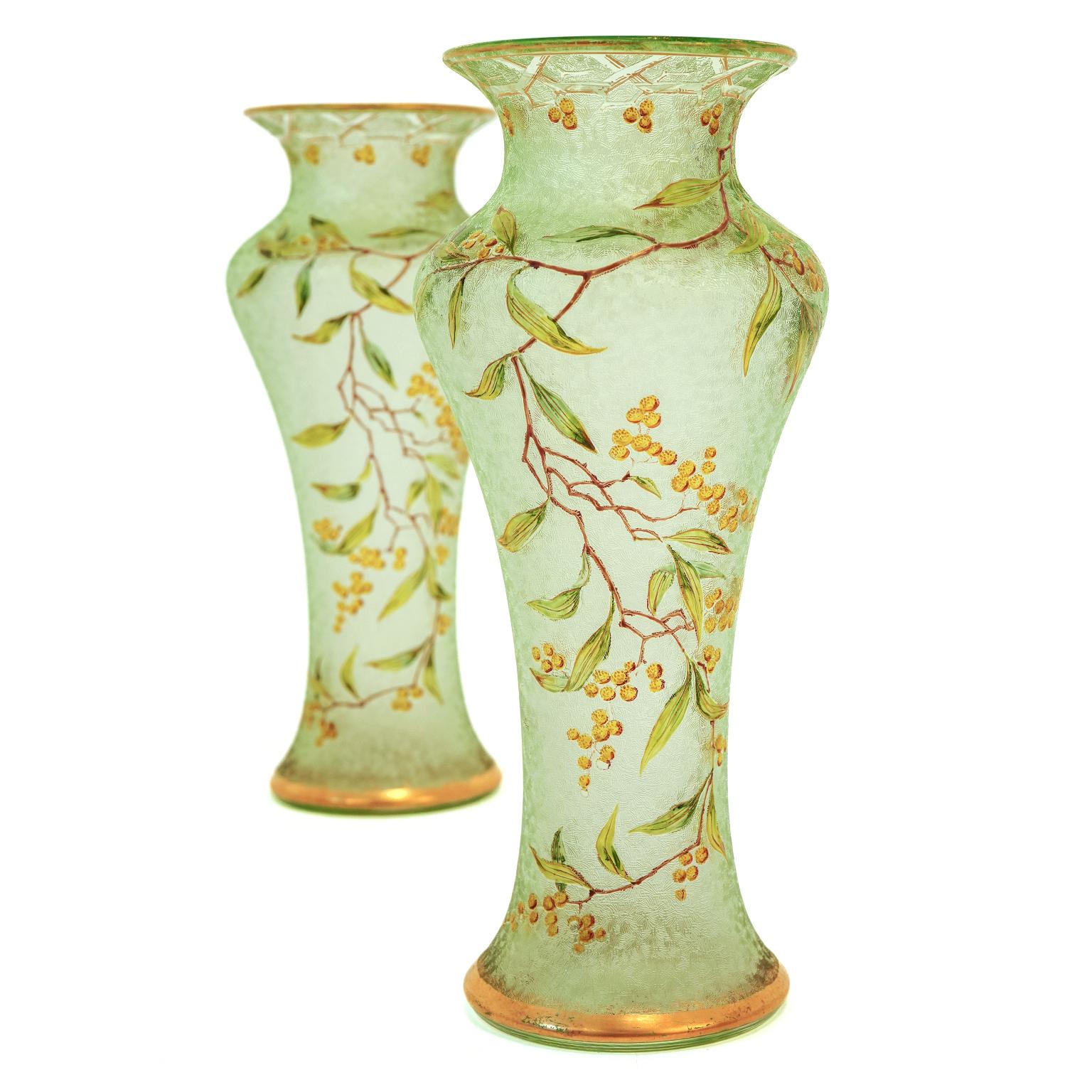 Paar antike Baccarat-Kamee-Vasen in Grün (Französisch) im Angebot