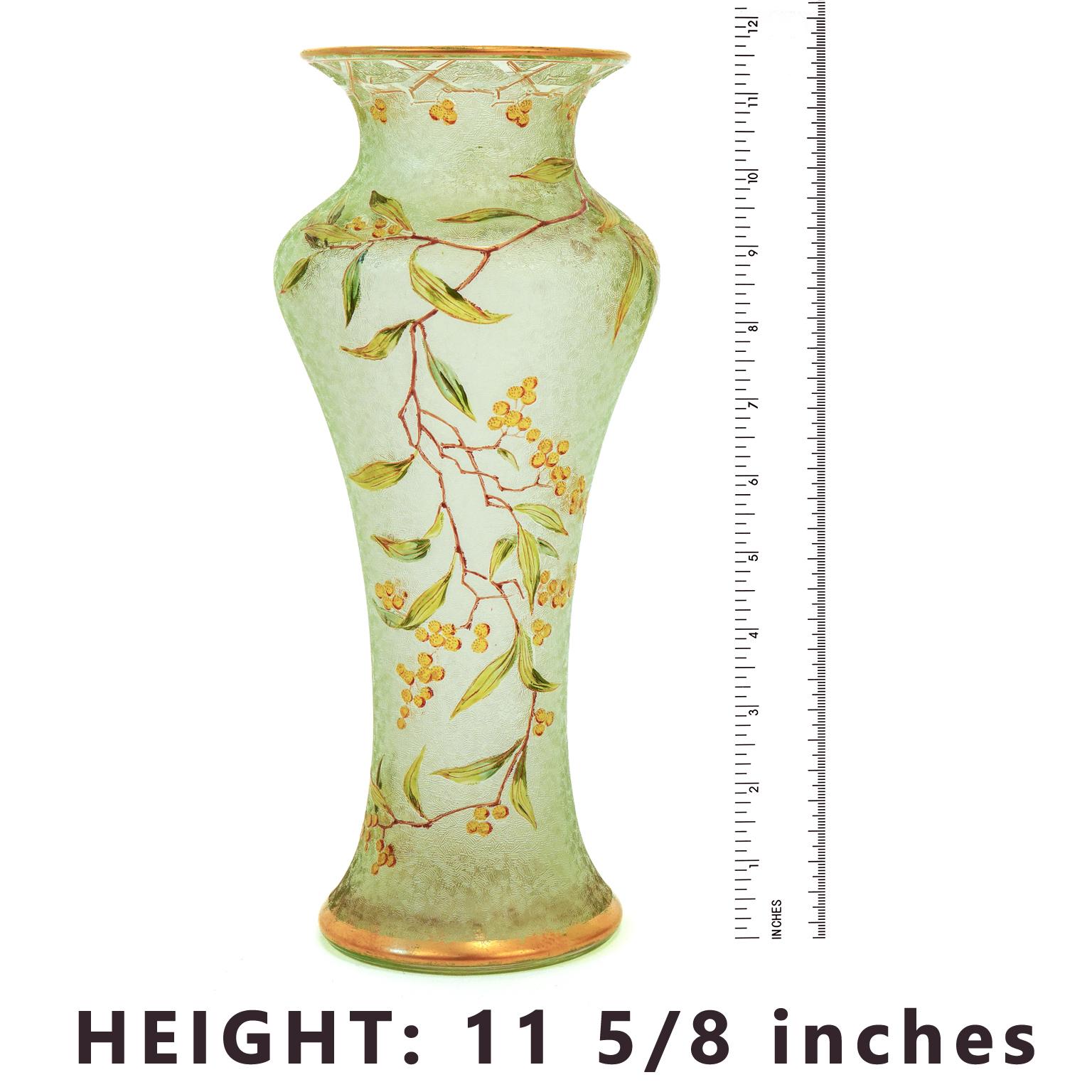 Paar antike Baccarat-Kamee-Vasen in Grün (Glas) im Angebot