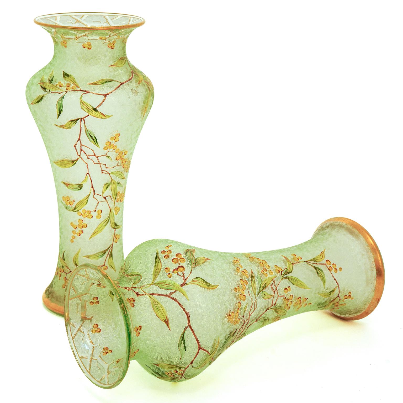 Paar antike Baccarat-Kamee-Vasen in Grün im Angebot 2