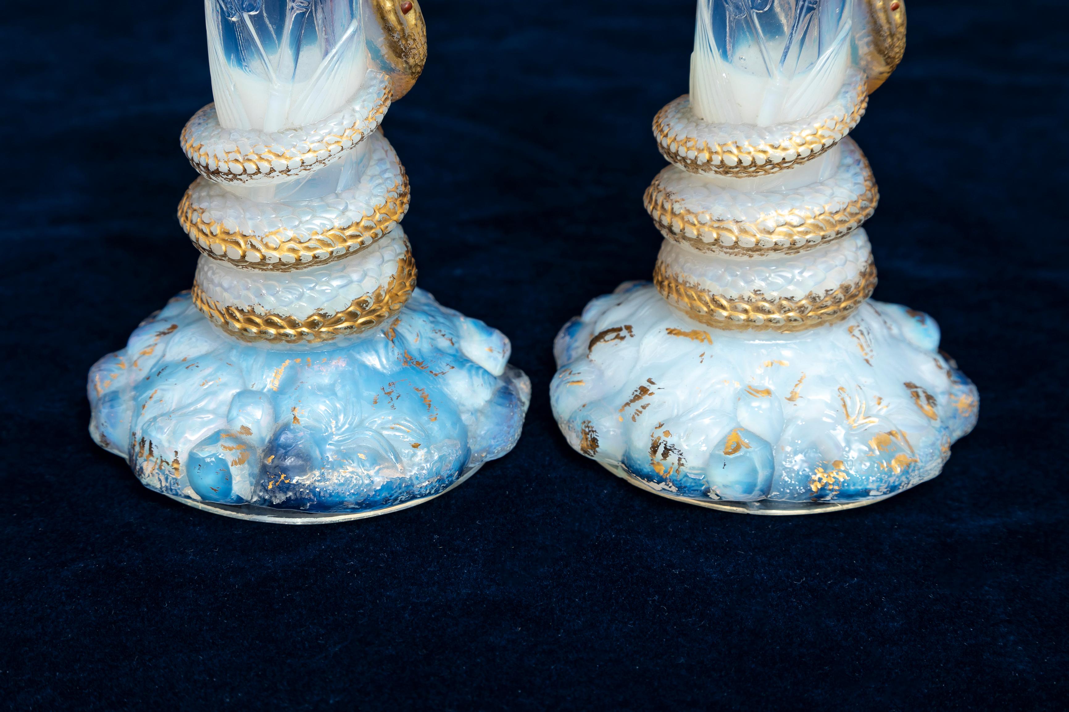 Coppia di antichi vasi Baccarat in cristallo bianco opalescente e serpente dorato con insetti in vendita 3