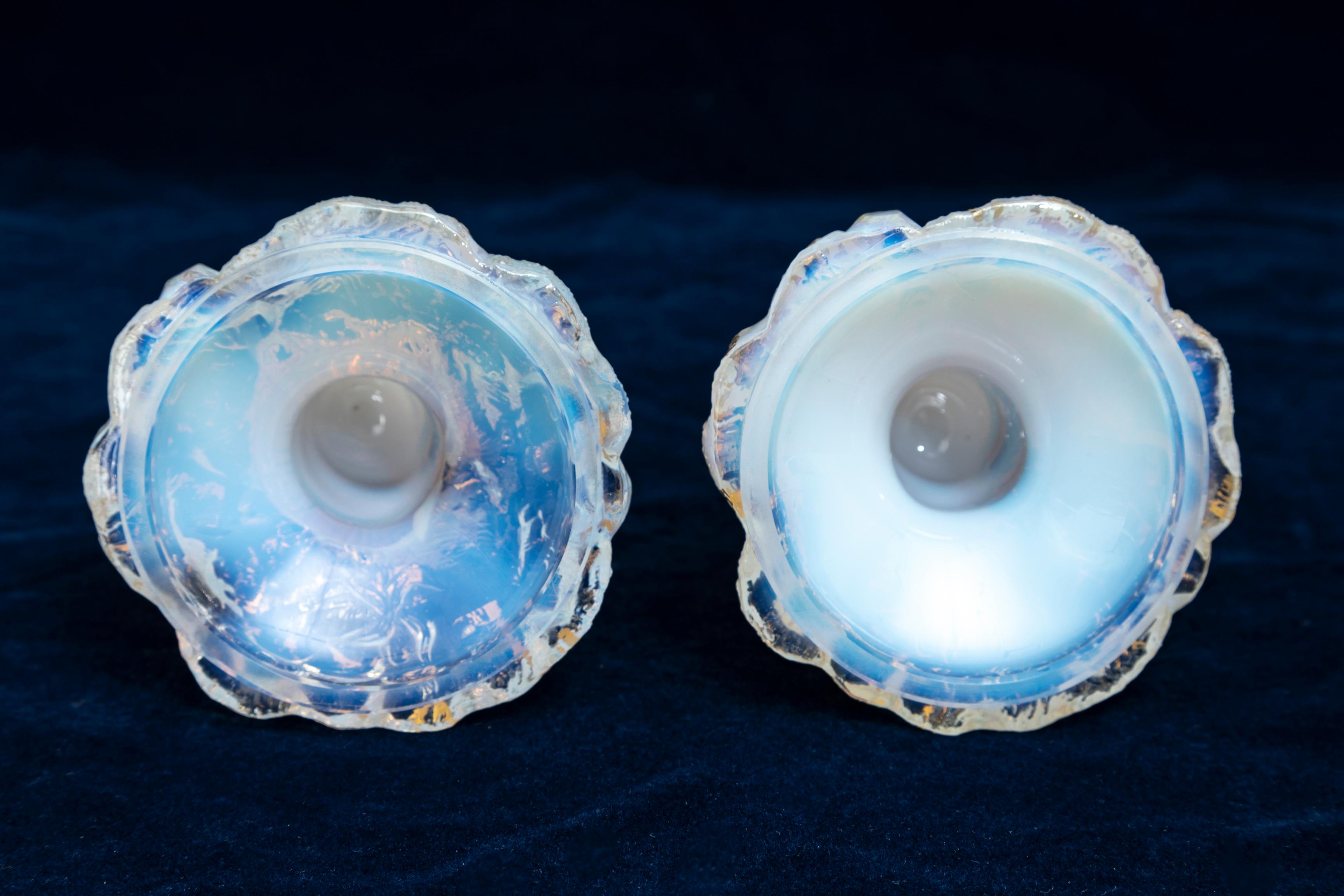 Coppia di antichi vasi Baccarat in cristallo bianco opalescente e serpente dorato con insetti in vendita 4