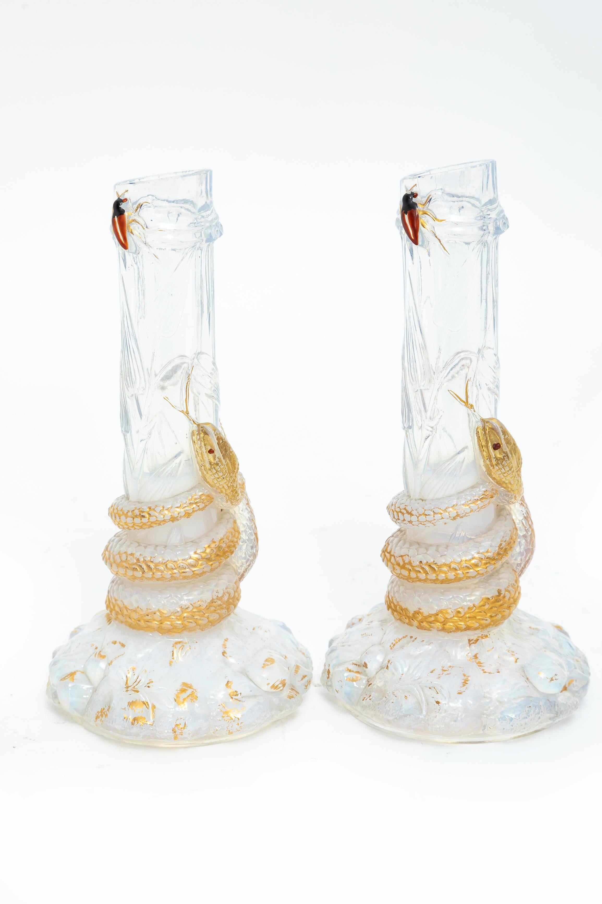 Coppia di vasi in cristallo opalescente bianco firmati Baccarat del XIX secolo con serpenti dorati e insetti dipinti a smalto.  Ogni vaso è disegnato a forma di tronco d'albero scavato con un sinuoso serpente di cristallo opalino dorato che si