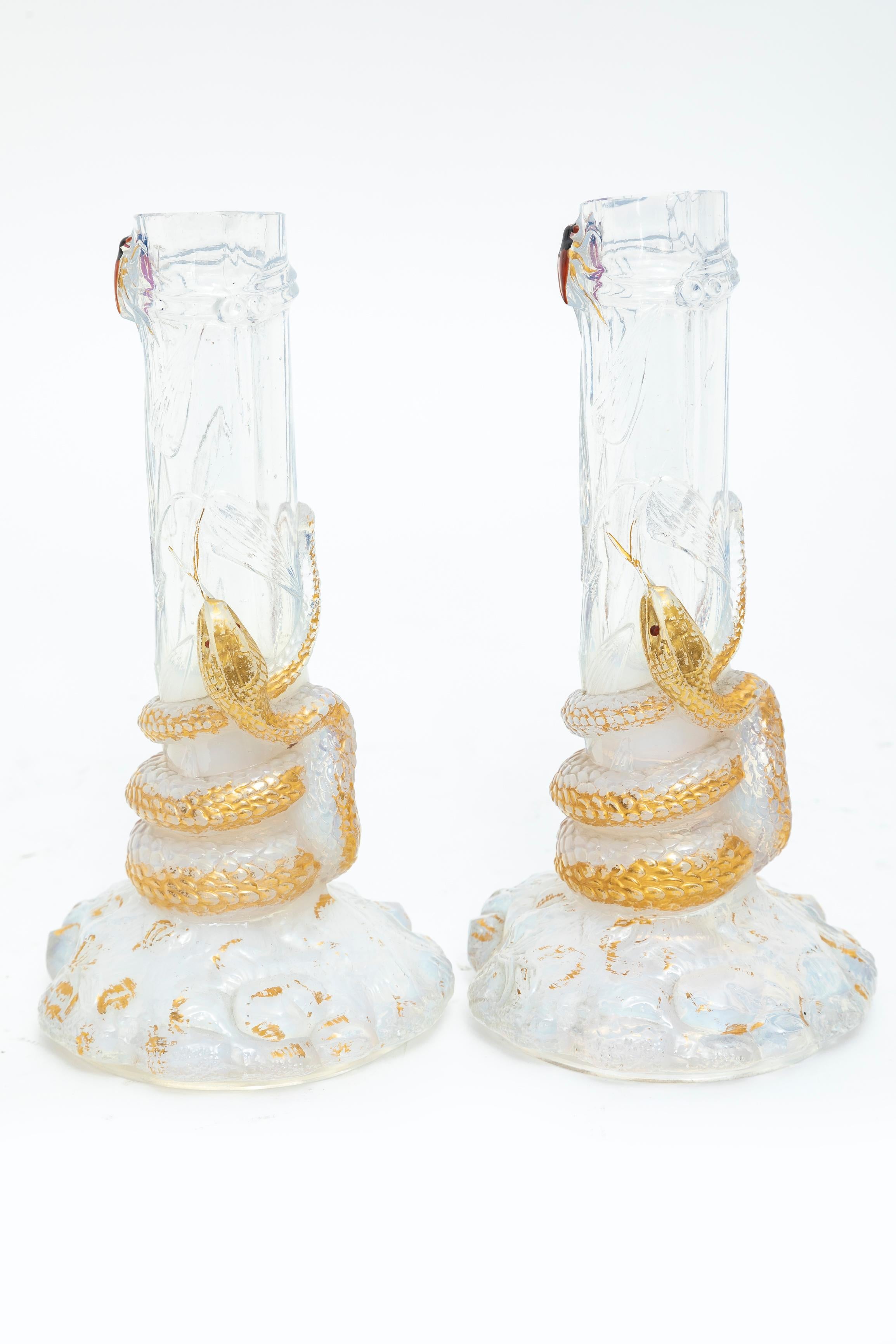 Luigi XVI Coppia di antichi vasi Baccarat in cristallo bianco opalescente e serpente dorato con insetti in vendita