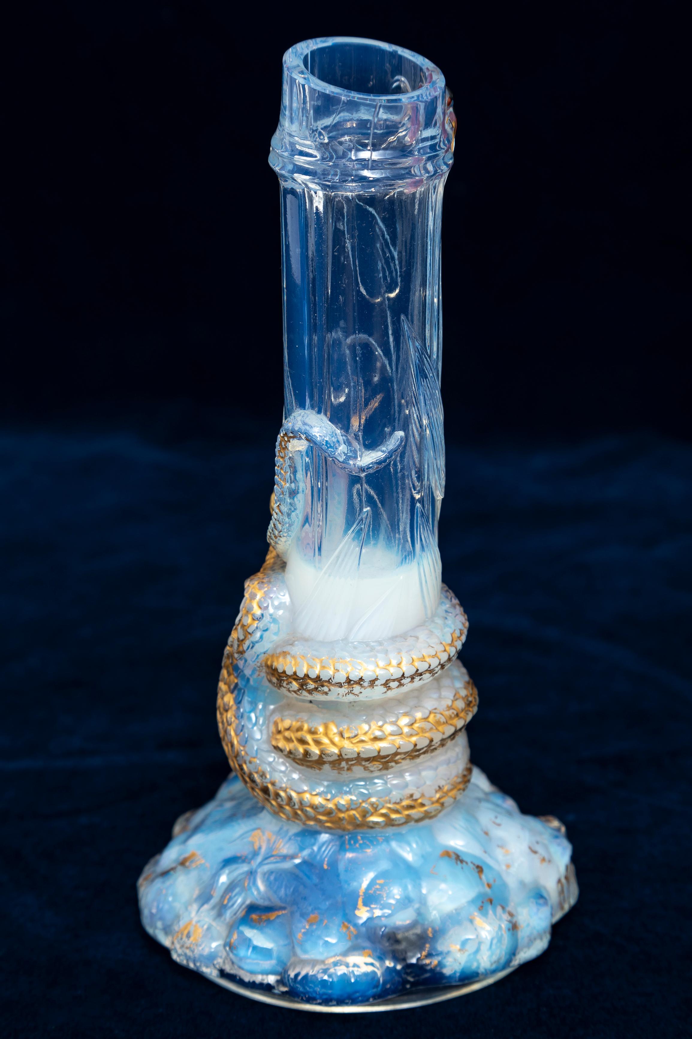Francese Coppia di antichi vasi Baccarat in cristallo bianco opalescente e serpente dorato con insetti in vendita