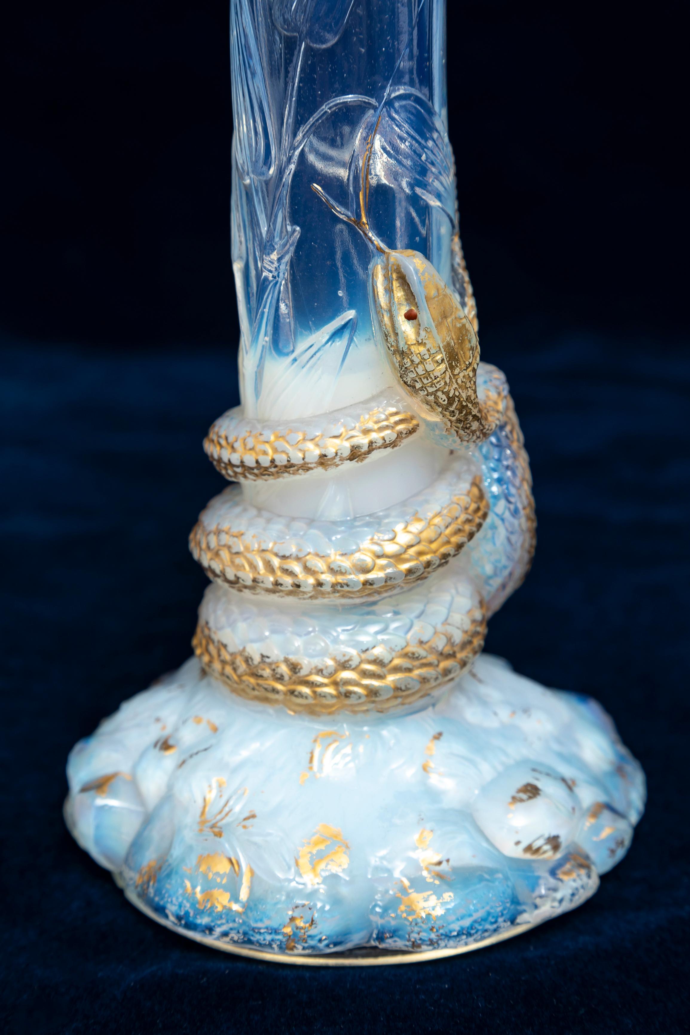 Smaltato Coppia di antichi vasi Baccarat in cristallo bianco opalescente e serpente dorato con insetti in vendita