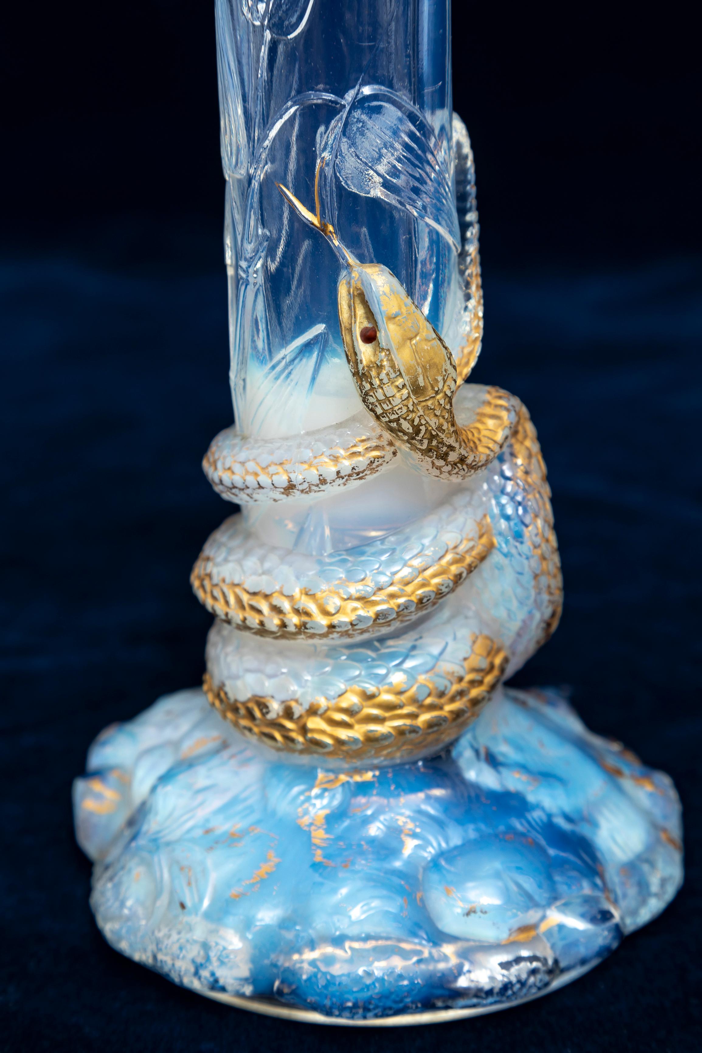 Coppia di antichi vasi Baccarat in cristallo bianco opalescente e serpente dorato con insetti In condizioni buone in vendita a New York, NY