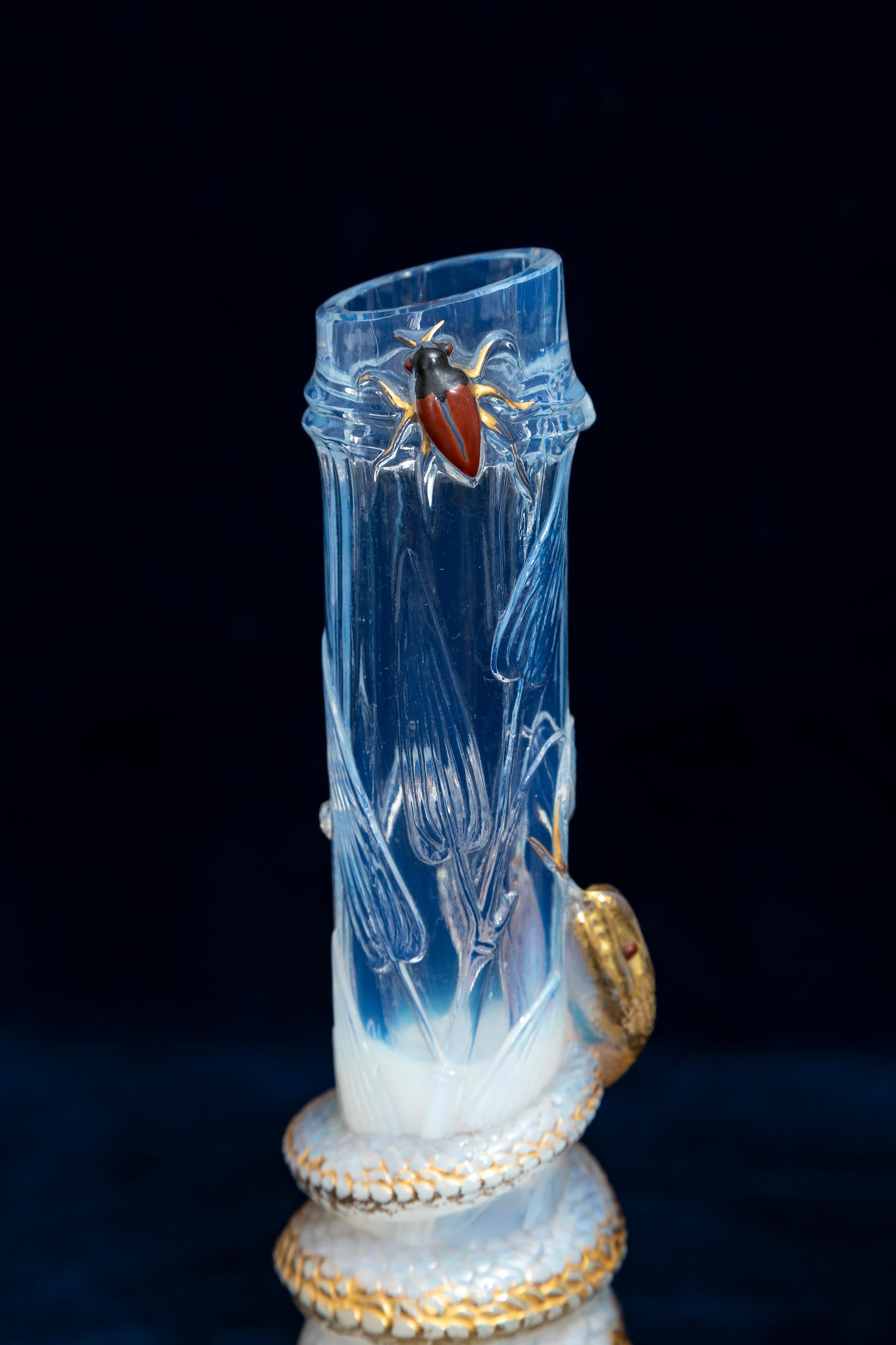 Inizio XX secolo Coppia di antichi vasi Baccarat in cristallo bianco opalescente e serpente dorato con insetti in vendita
