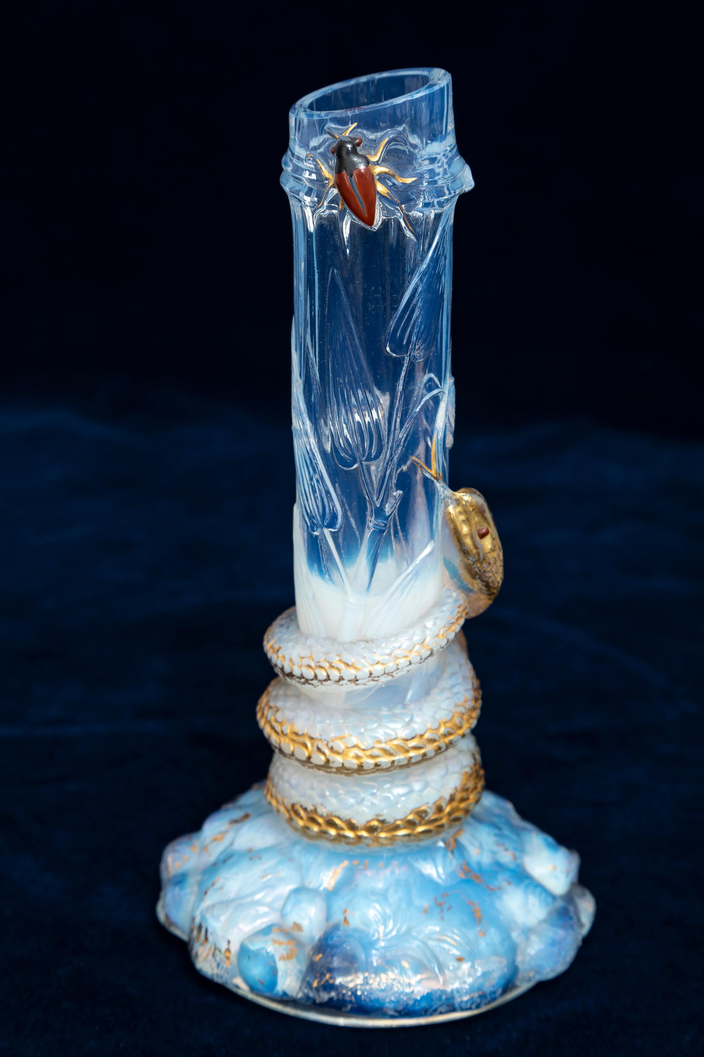 Cristallo Coppia di antichi vasi Baccarat in cristallo bianco opalescente e serpente dorato con insetti in vendita