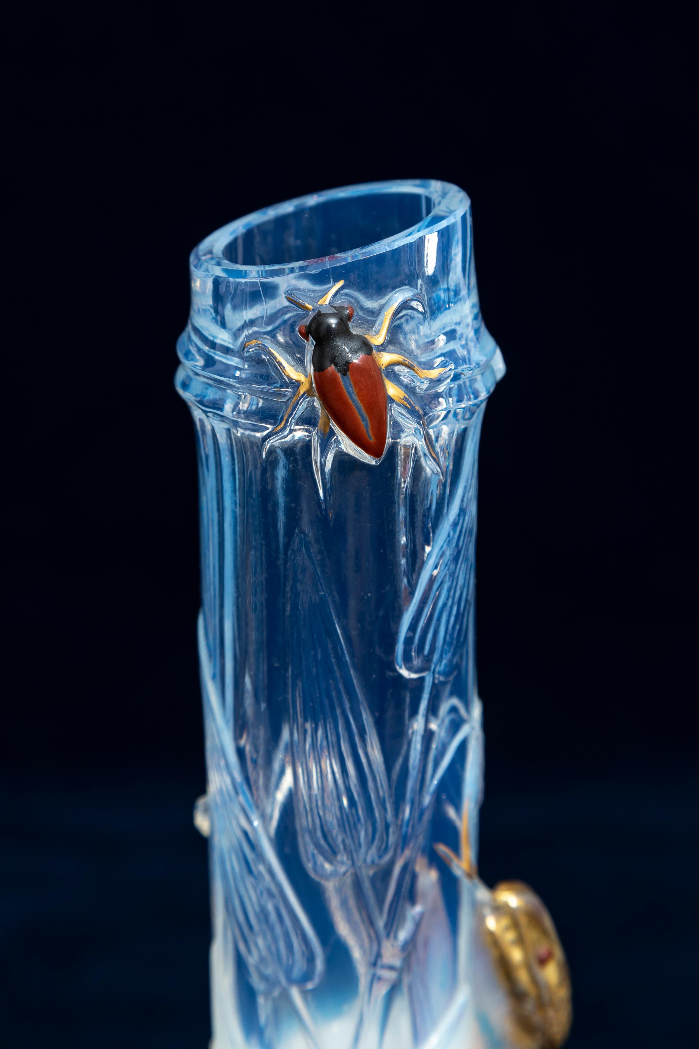 Coppia di antichi vasi Baccarat in cristallo bianco opalescente e serpente dorato con insetti in vendita 1