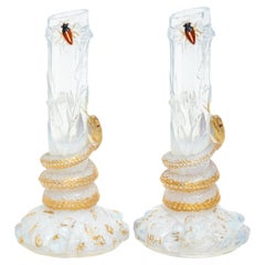 Paire de vases anciens de Baccarat en cristal opalescent blanc et serpent doré avec insectes