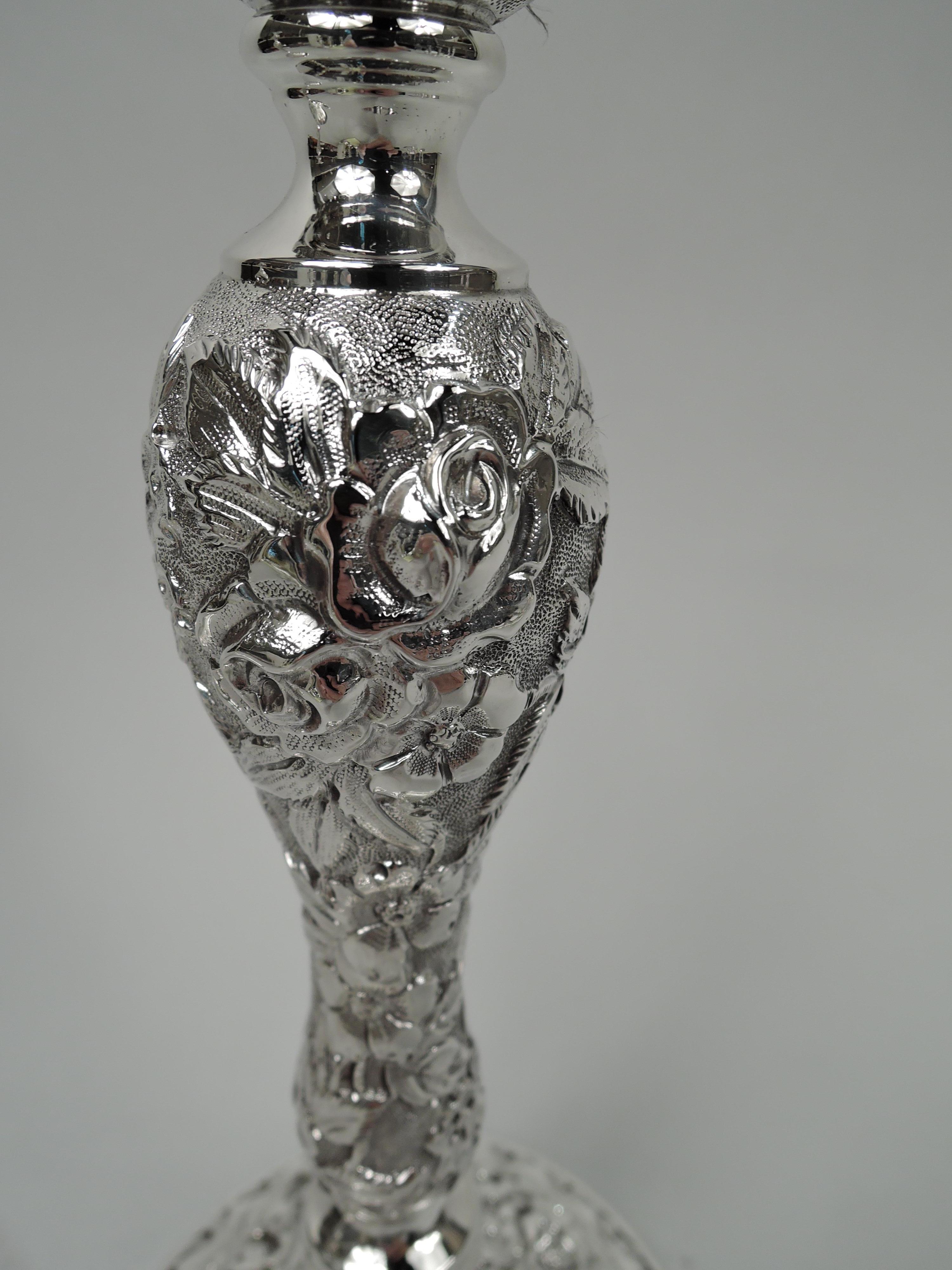 Americano Coppia di antichi candelabri in argento Baltimore Repousse in vendita