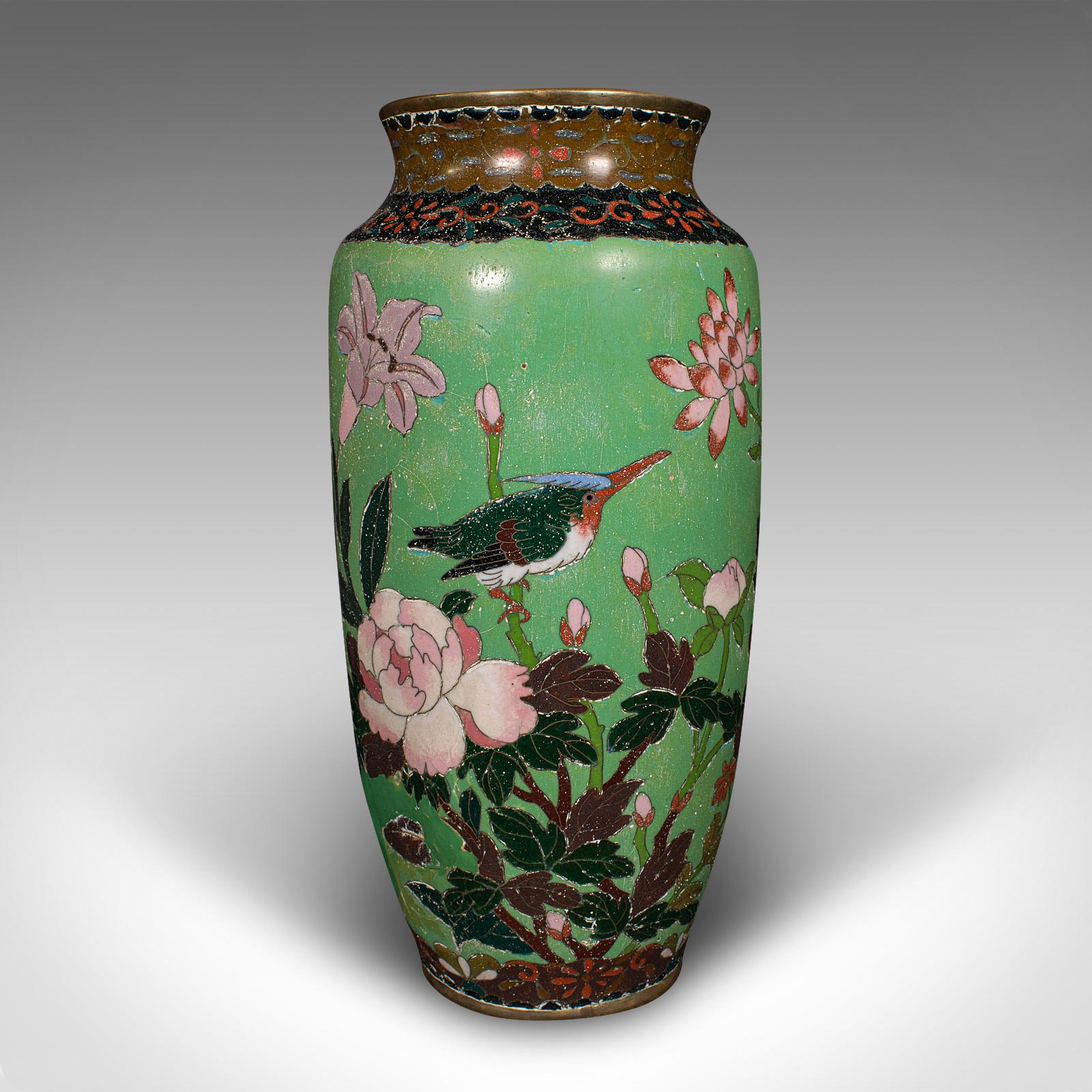 Primo vittoriano Coppia di vasi antichi a balaustro, giapponesi, ornamento floreale in cloisonne, Meiji, vittoriano in vendita