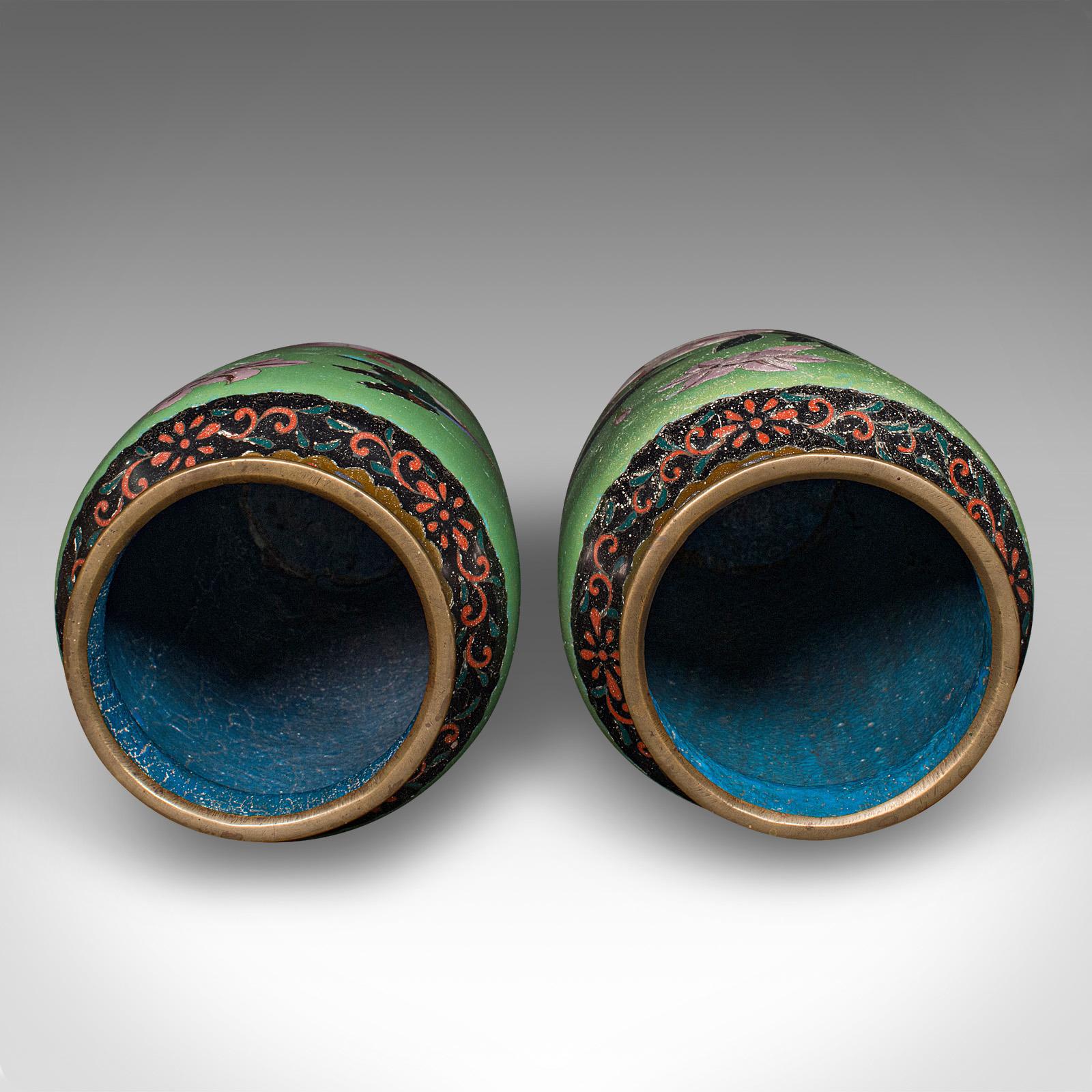 Metallo Coppia di vasi antichi a balaustro, giapponesi, ornamento floreale in cloisonne, Meiji, vittoriano in vendita