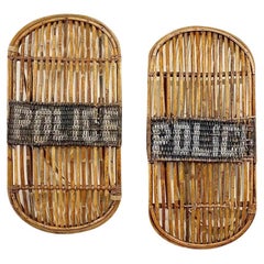 Pareja de escudos policiales antiguos de bambú