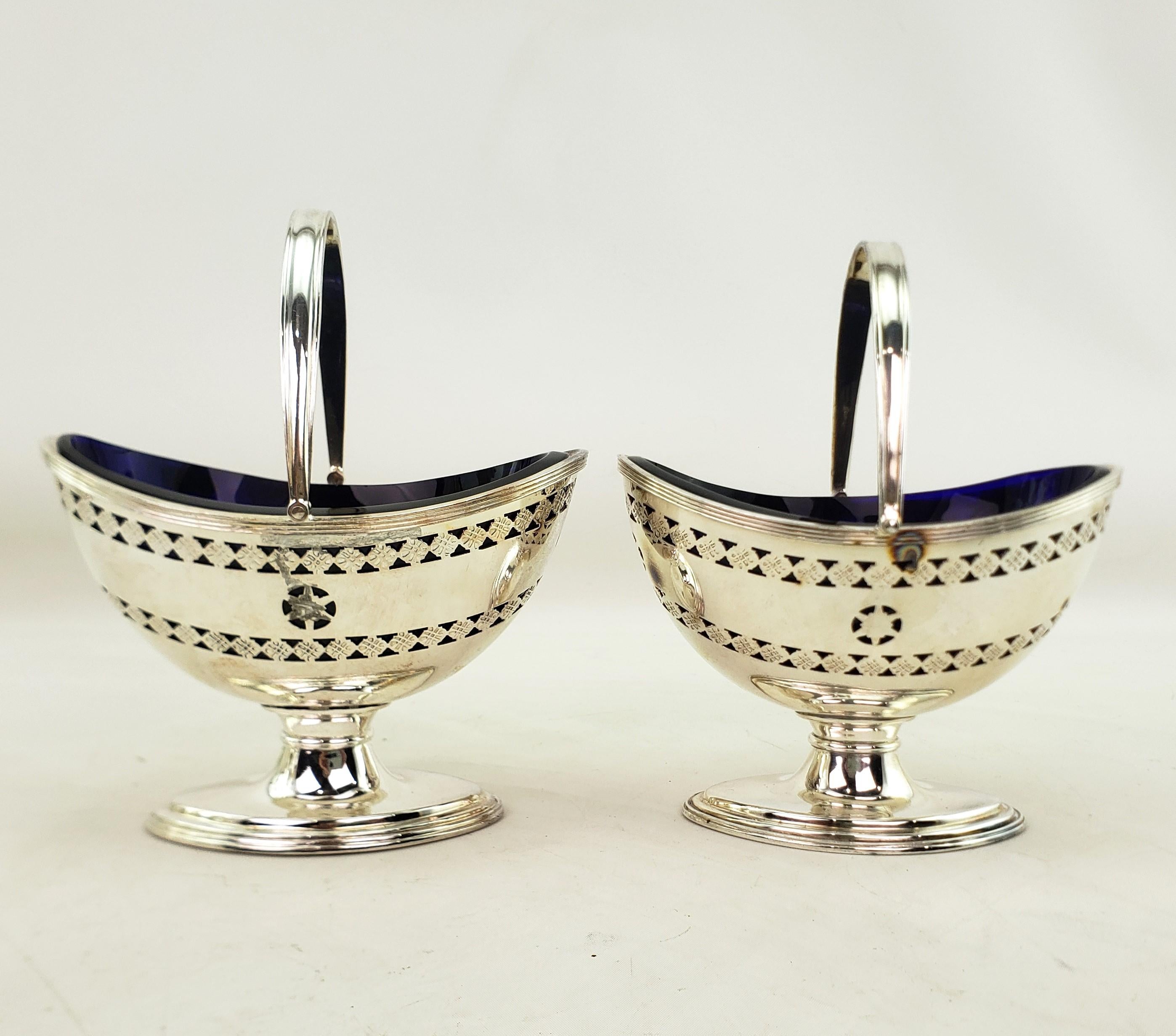 Cette paire de couverts à condiments anciens a été fabriquée par la célèbre Barker-Ellis Silver Company d'Angleterre. Elle date d'environ 1920 et a été réalisée dans un style victorien. Les serveurs sont en métal argenté et ont une forme de panier
