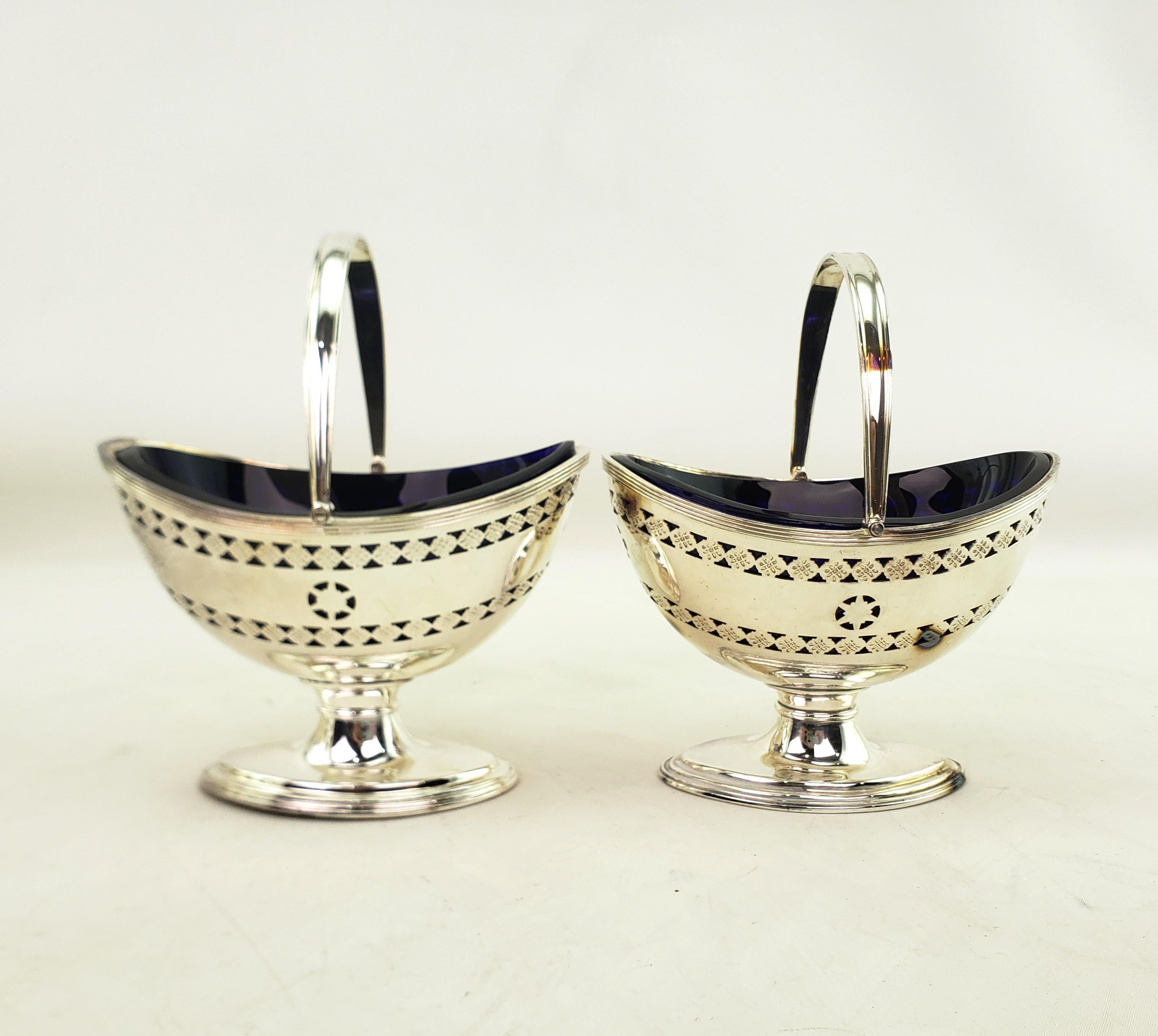 Pair of Antique Barker-Ellis Silver Plated Condiment Servers with Cobalt  Liners In Good Condition For Sale In Hamilton, Ontario